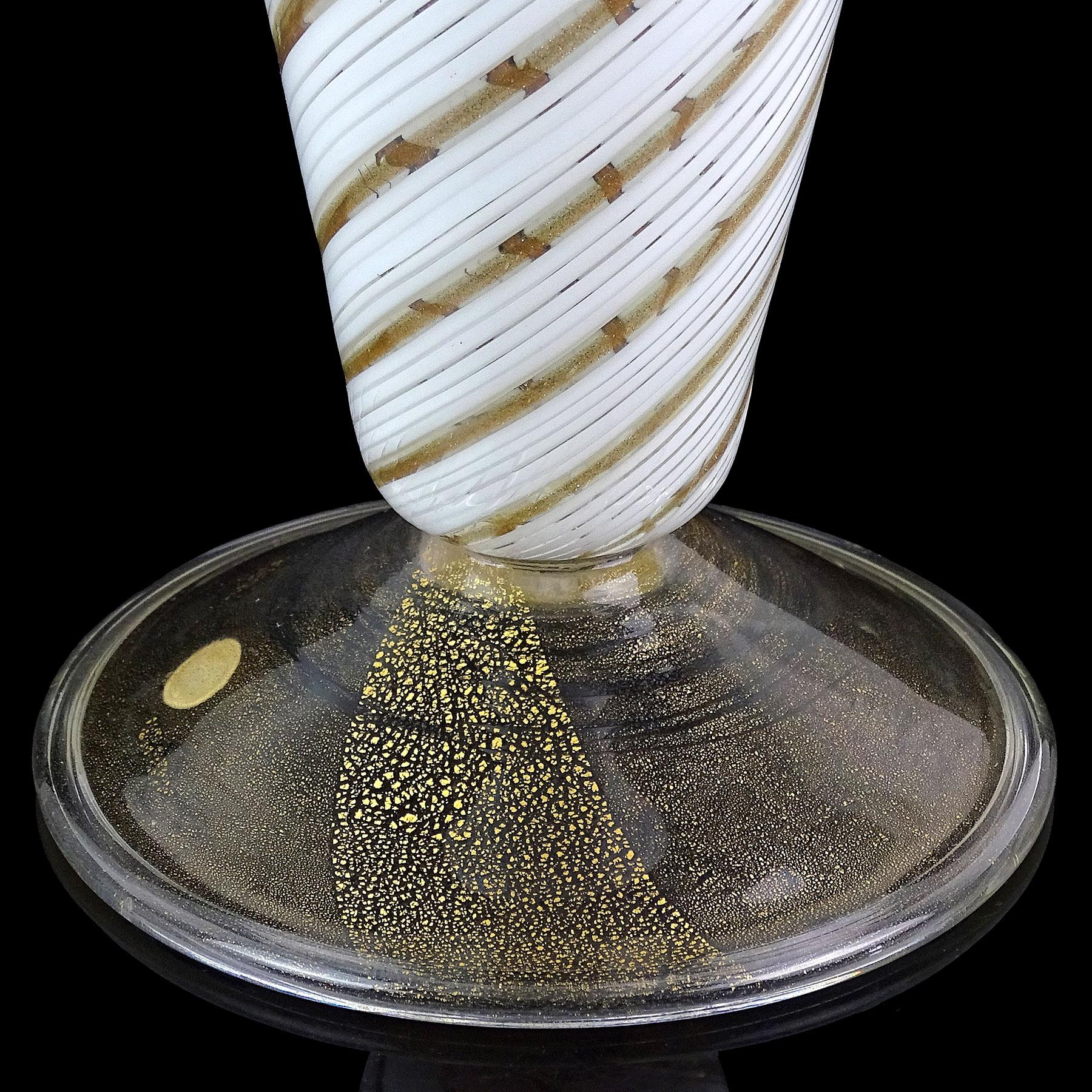 Italienische Murano-Blumenvase mit Fuß aus Kunstglas mit Aventurinbändern aus weißem Kupfer und Kupfer (Glas) im Angebot