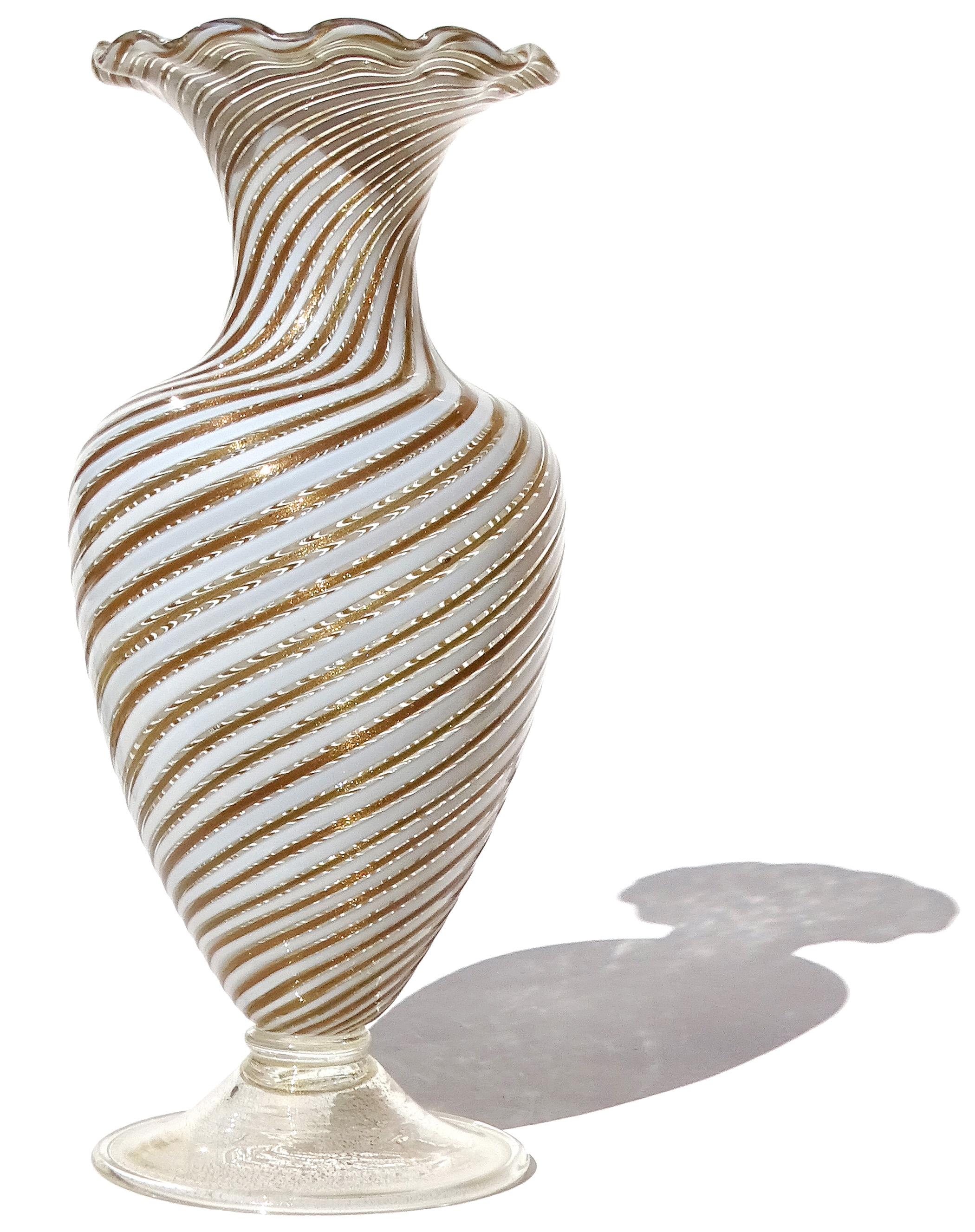 Bellissimo vaso d'epoca di Murano soffiato a mano, con bordo increspato e chiazze di avventurina, in vetro artistico italiano. Il pezzo è attribuito all'azienda Arte Vetraria Muranese (A.VE.M.) e allo stile del designer Dino Martens. Il vaso è