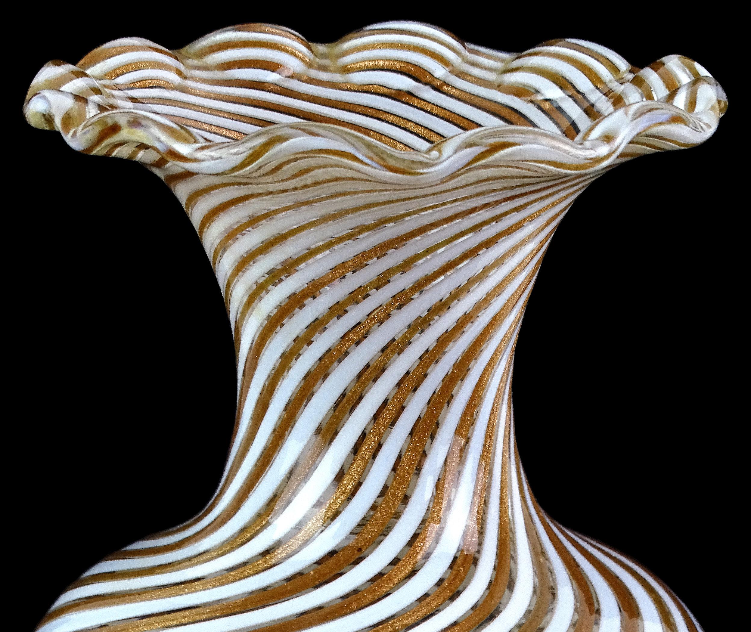 Mid-Century moderno Vaso da fiori con bordo a balze in vetro artistico italiano di Murano, bianco e rame con nastri di avventurina in vendita