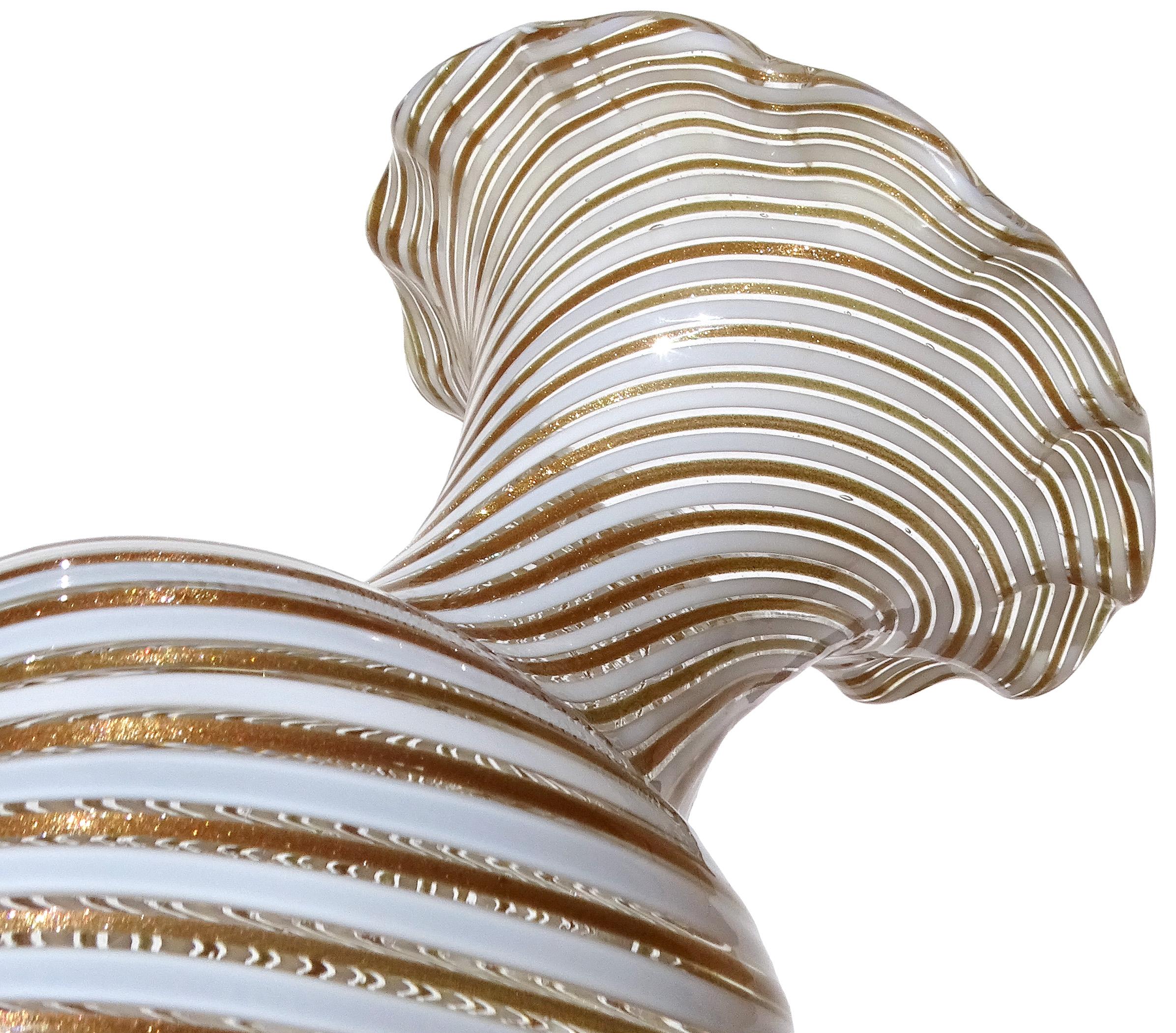 Italiano Vaso da fiori con bordo a balze in vetro artistico italiano di Murano, bianco e rame con nastri di avventurina in vendita