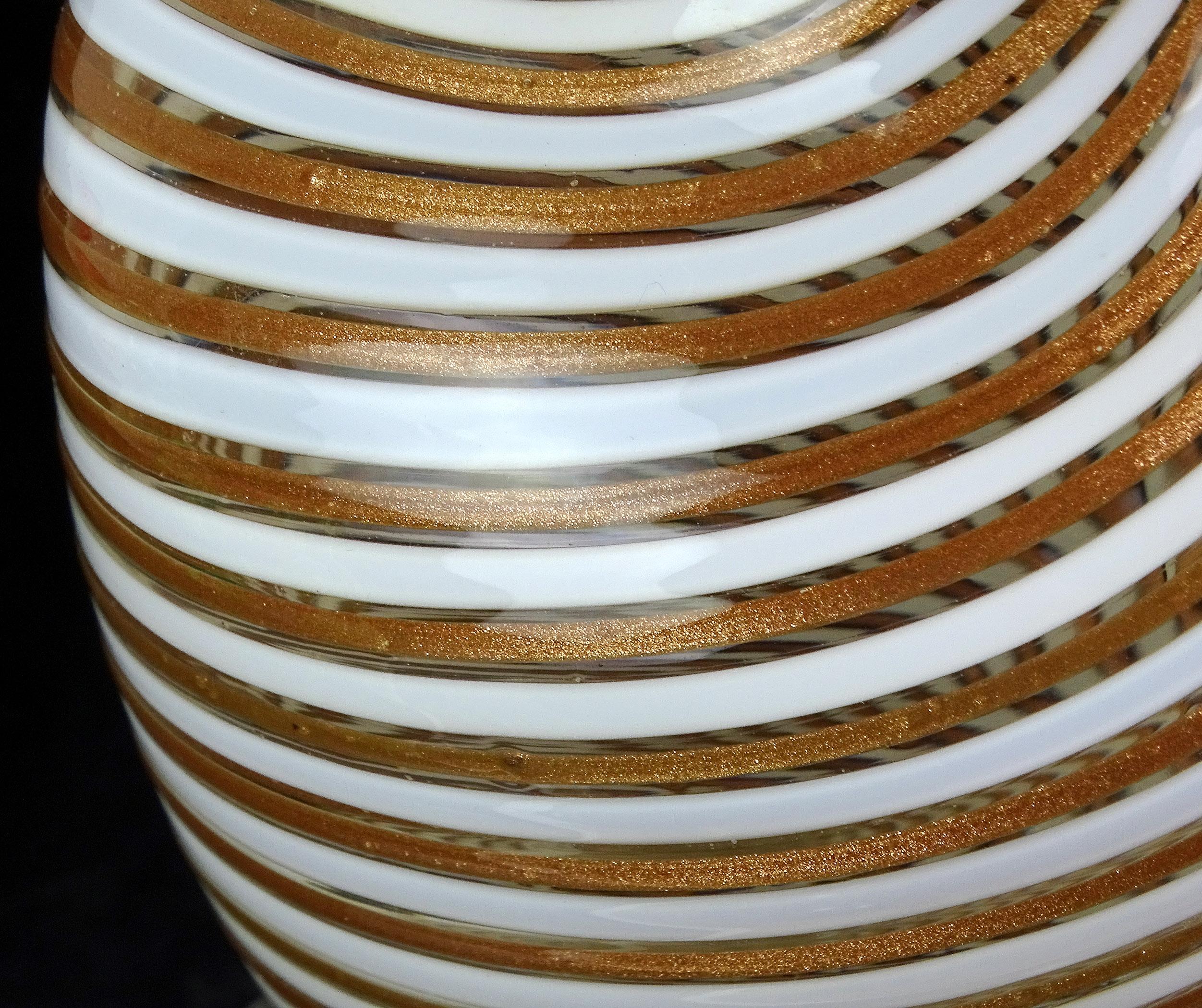 Fatto a mano Vaso da fiori con bordo a balze in vetro artistico italiano di Murano, bianco e rame con nastri di avventurina in vendita