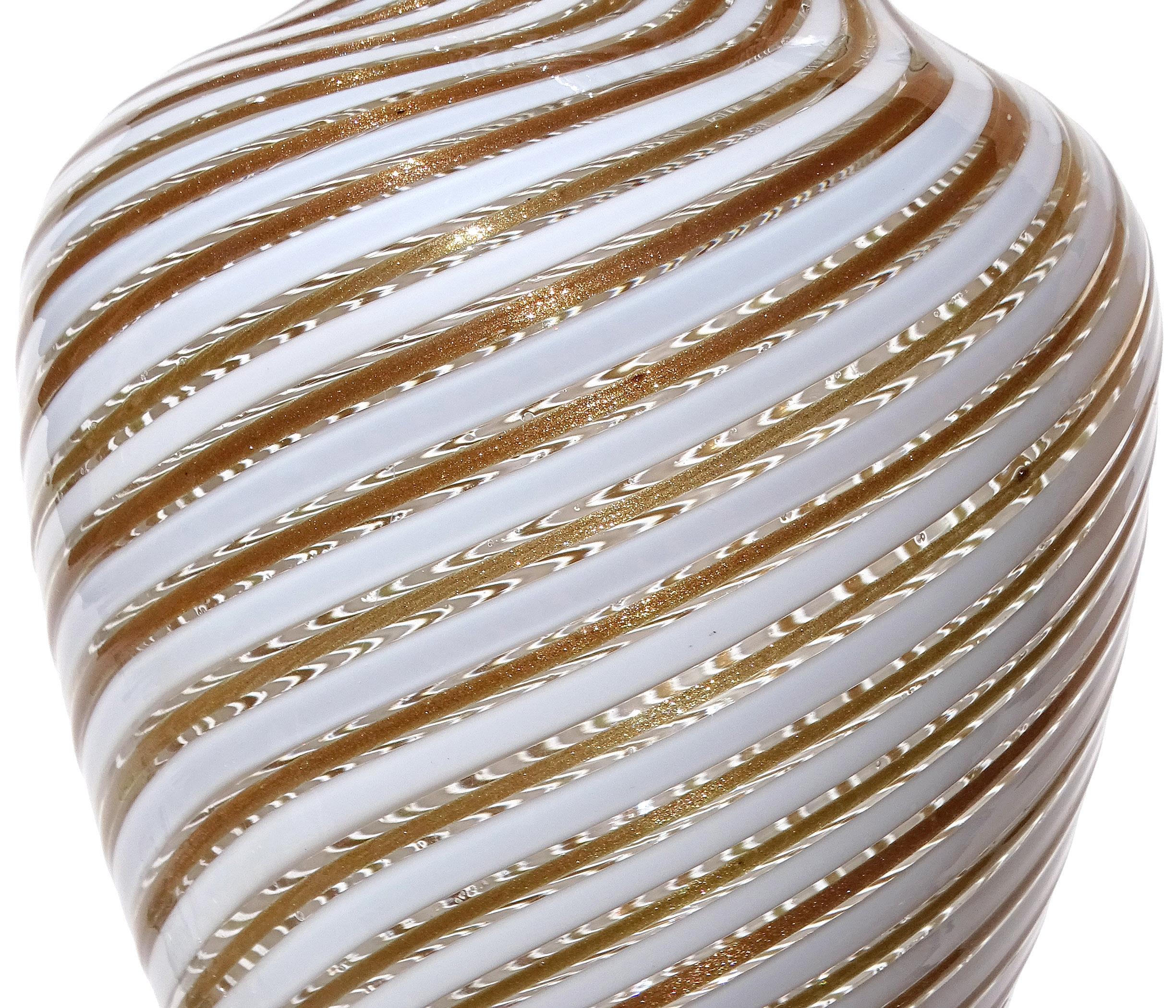 Vaso da fiori con bordo a balze in vetro artistico italiano di Murano, bianco e rame con nastri di avventurina In condizioni buone in vendita a Kissimmee, FL