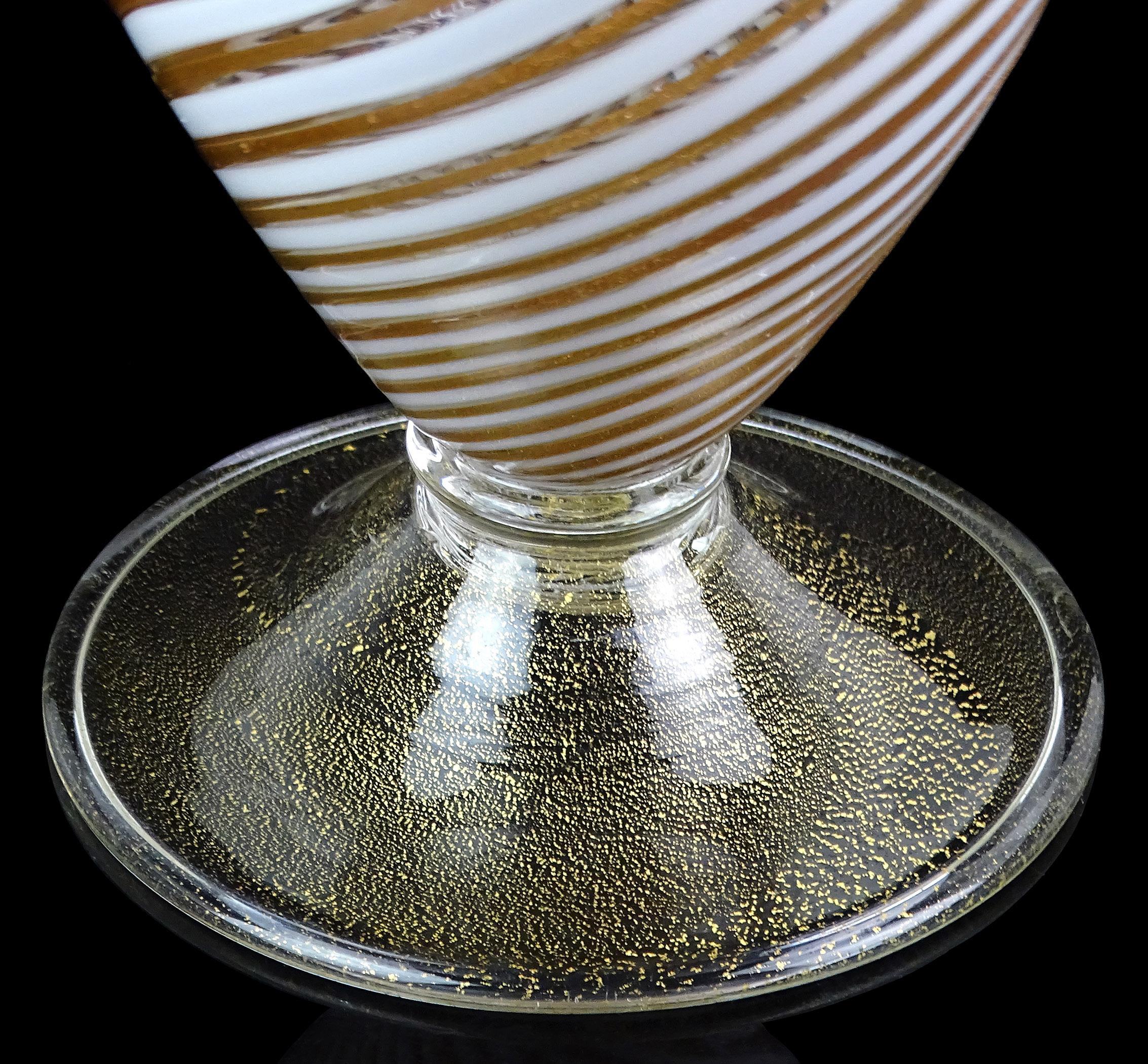 XX secolo Vaso da fiori con bordo a balze in vetro artistico italiano di Murano, bianco e rame con nastri di avventurina in vendita