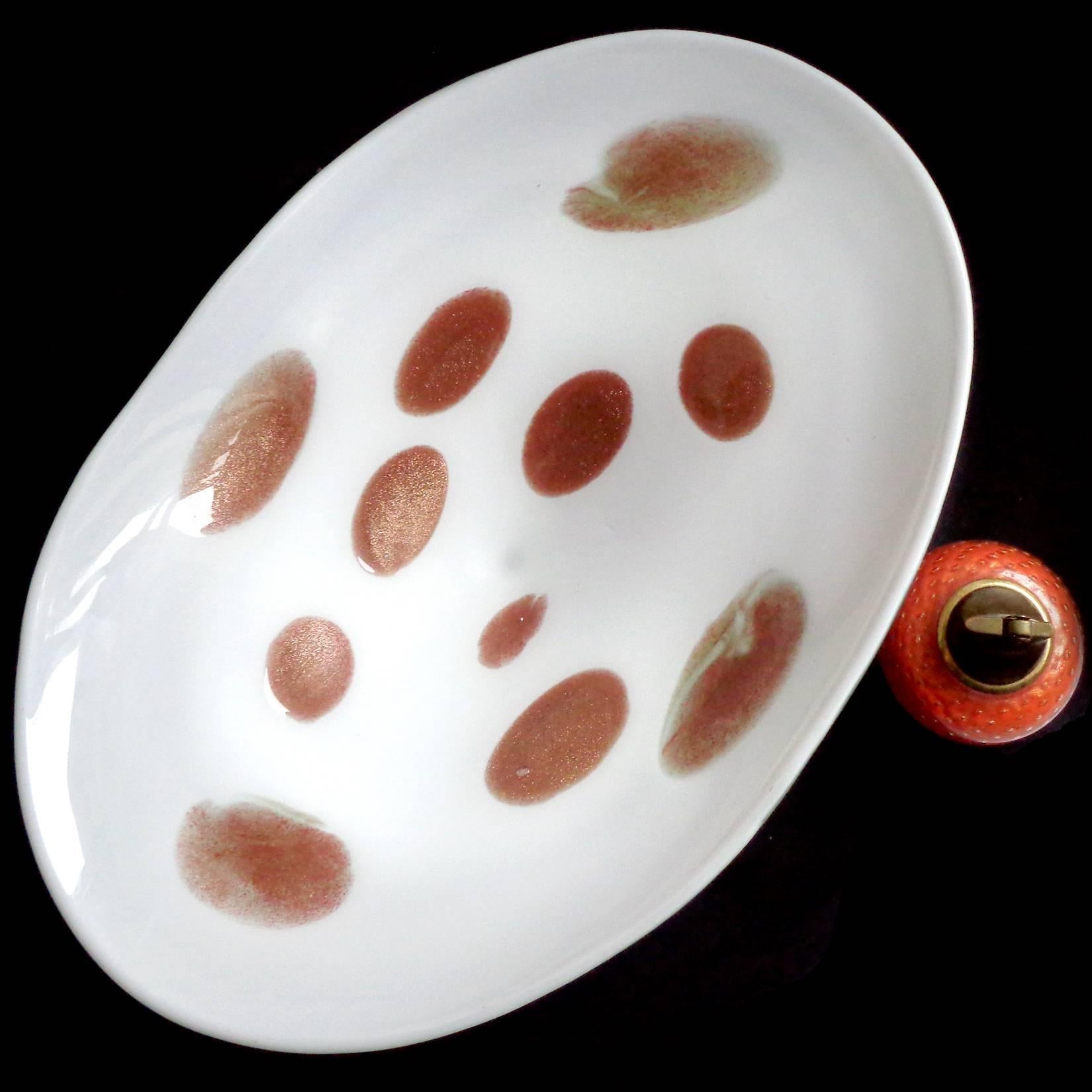 Llamativo cuenco central de cristal soplado blanco de Murano con manchas de aventurina cobriza. Atribuido al diseñador Dino Martens, para Aureliano Toso. Mide 18 1/4