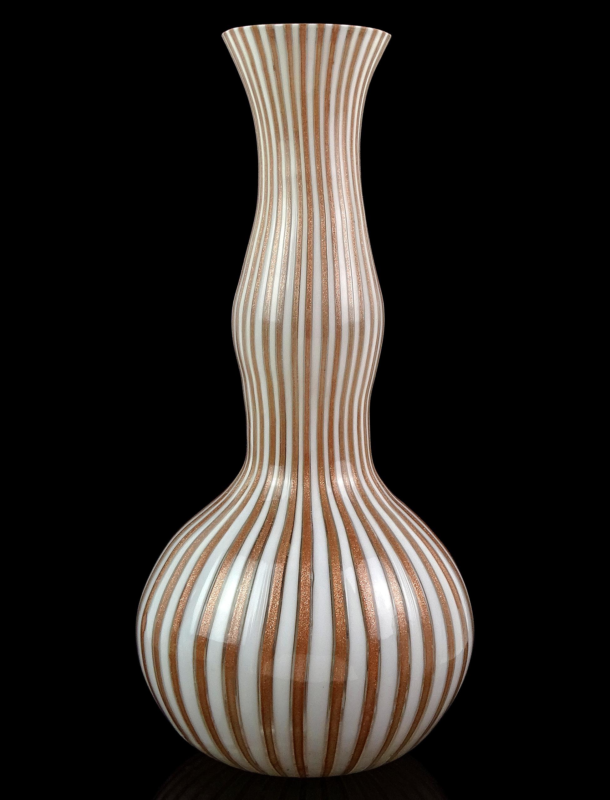 Bellissimo grande vaso vintage di Murano soffiato a mano in rame avventurina e nastri bianchi in vetro artistico italiano a forma di bottiglia. Il pezzo è attribuito al designer Dino Martens per Aureliano Toso. Il vaso conserva ancora l'etichetta di