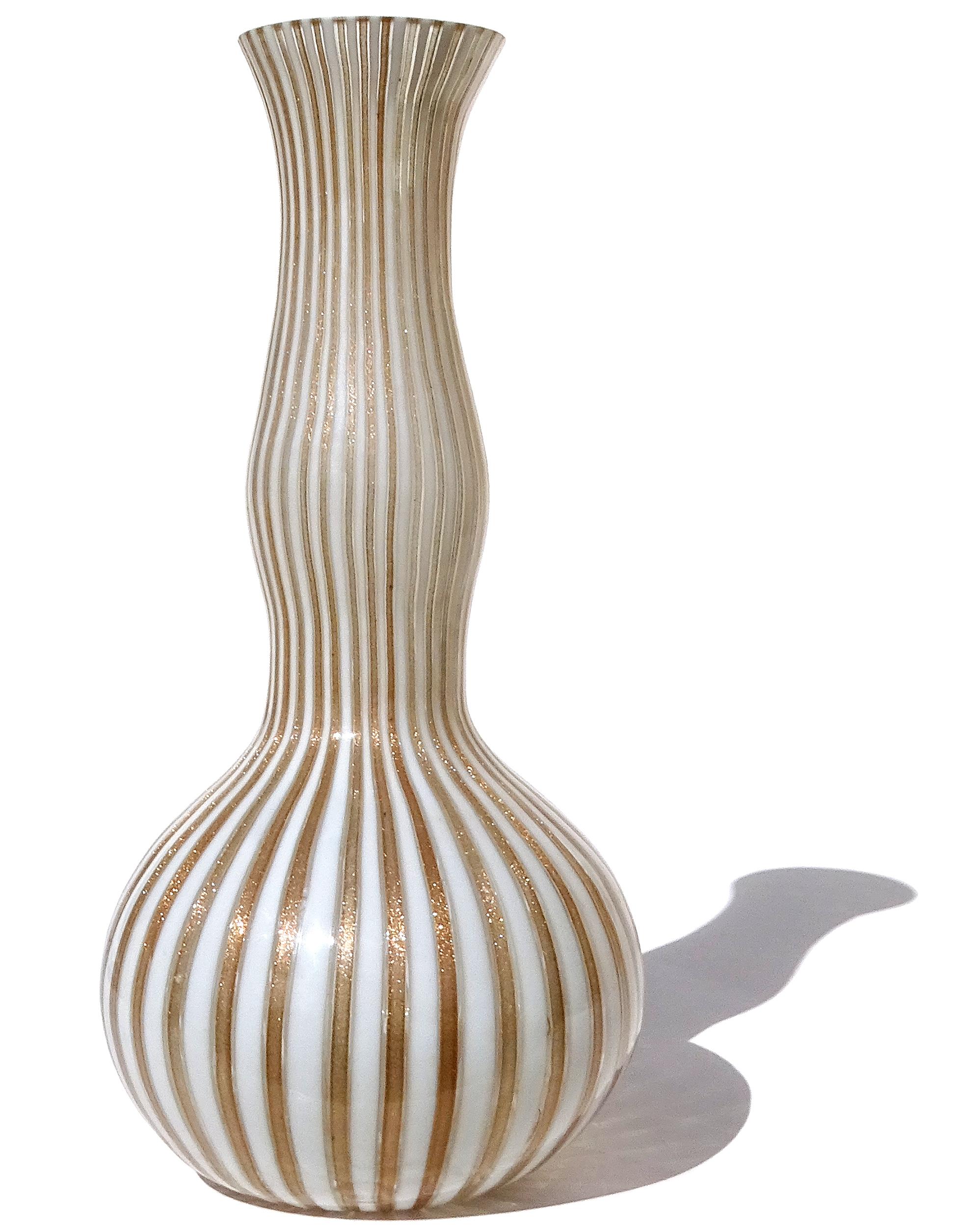 Mid-Century moderno Vaso di Murano in vetro artistico italiano Genie Bottle Flower con fiocchi di rame bianchi in vendita