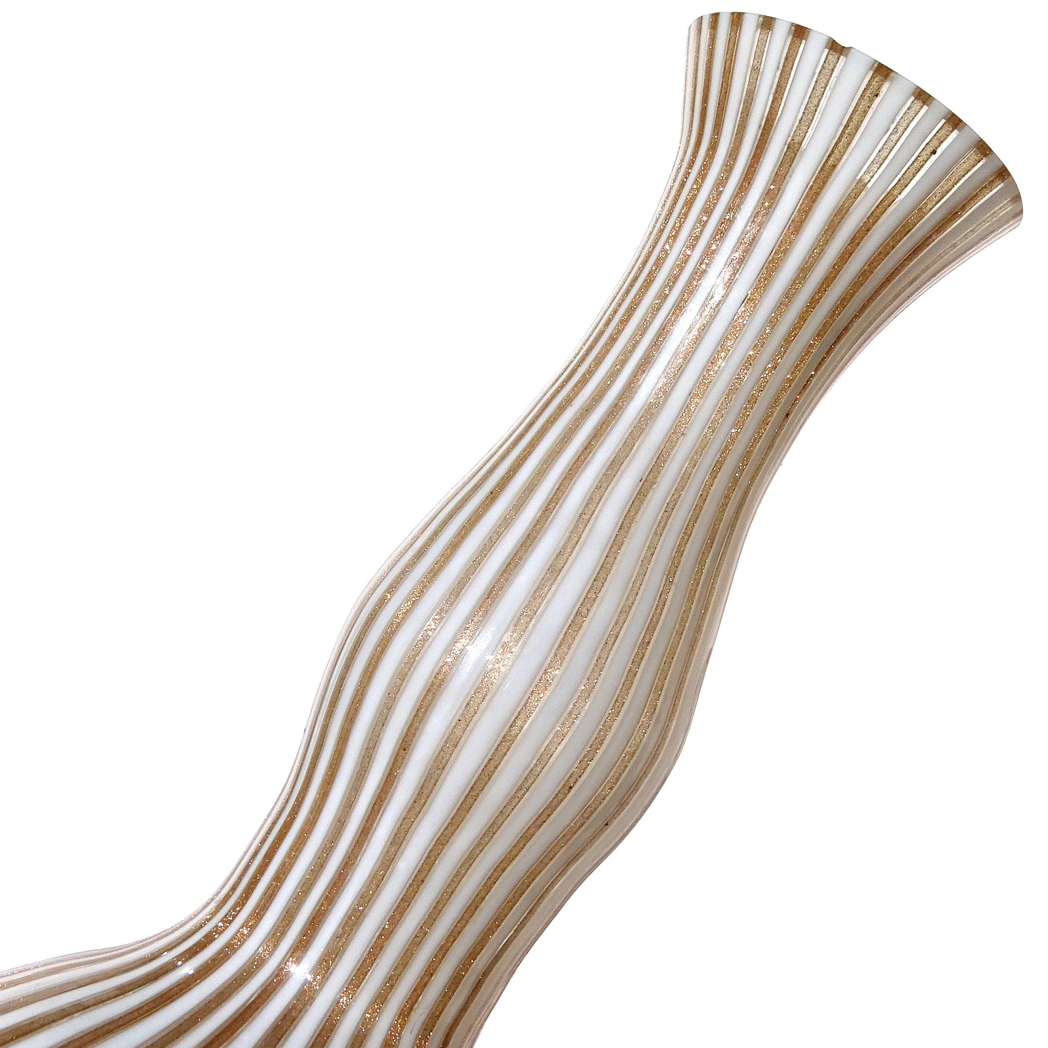 Italiano Vaso di Murano in vetro artistico italiano Genie Bottle Flower con fiocchi di rame bianchi in vendita