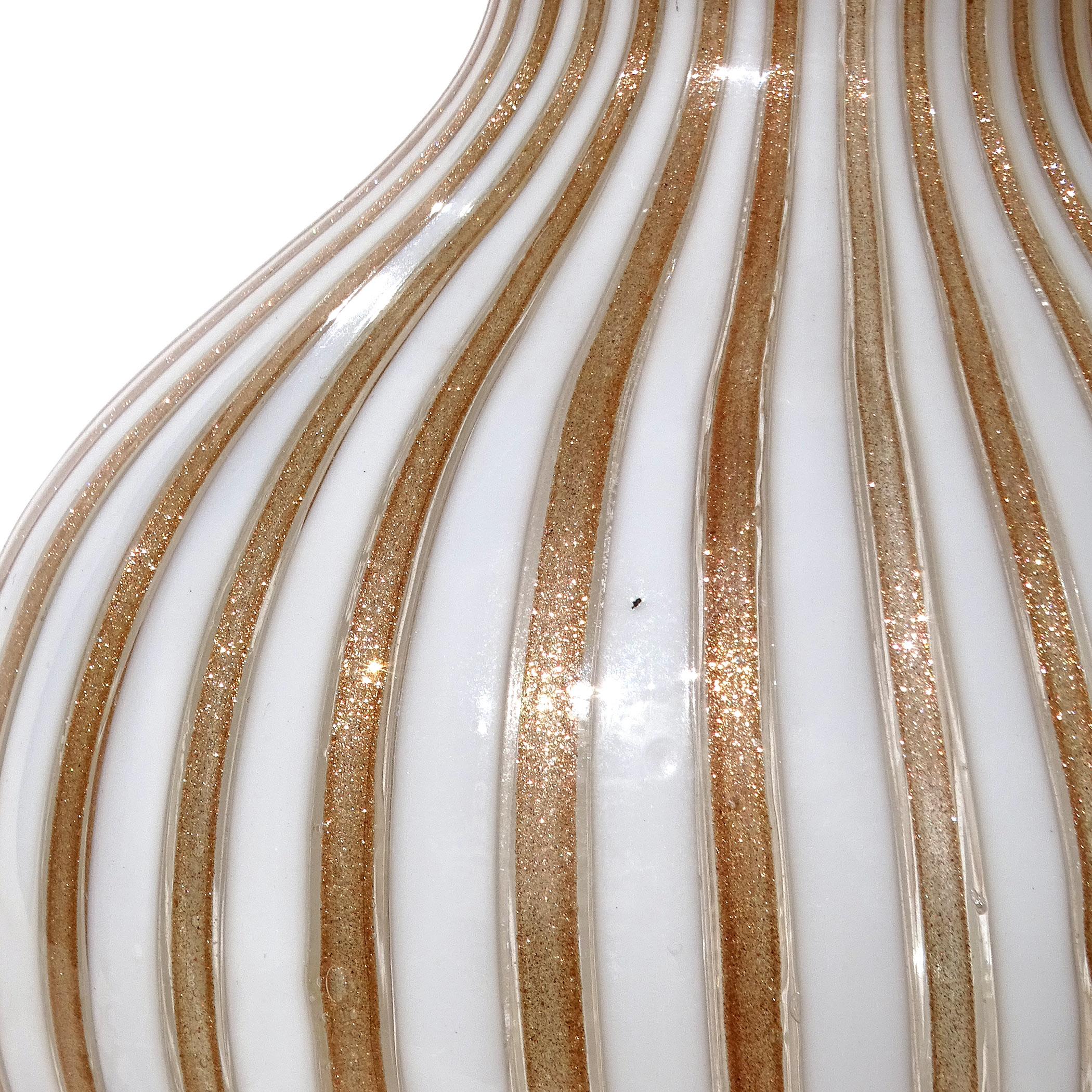 Fatto a mano Vaso di Murano in vetro artistico italiano Genie Bottle Flower con fiocchi di rame bianchi in vendita