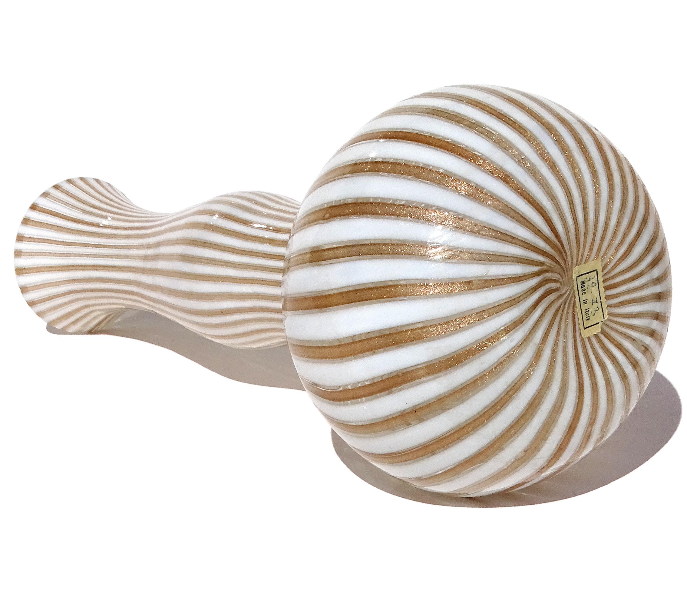 XX secolo Vaso di Murano in vetro artistico italiano Genie Bottle Flower con fiocchi di rame bianchi in vendita