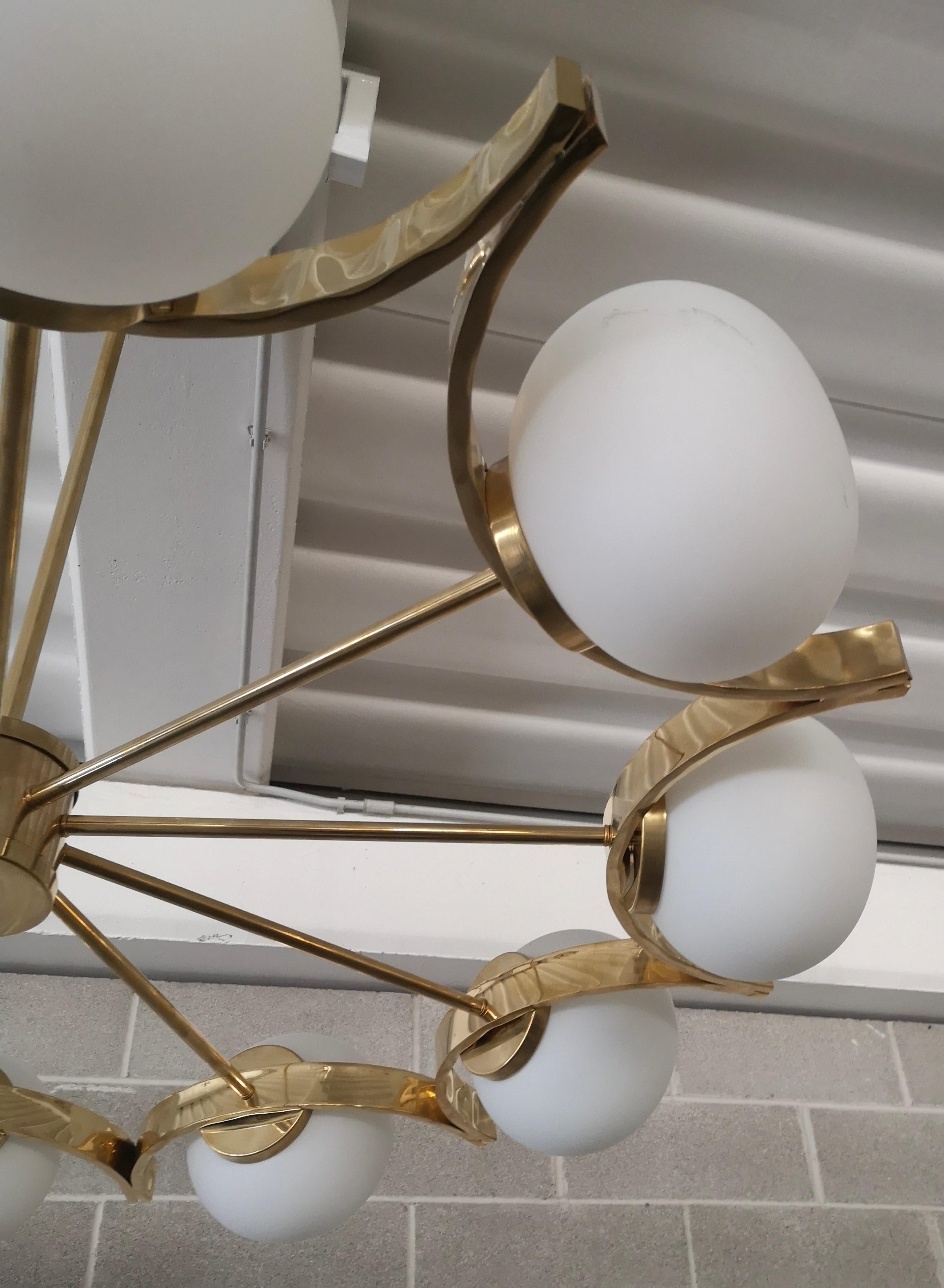 Italiano Lampadario e pendente in vetro bianco e ottone di Murano, 2000 in vendita