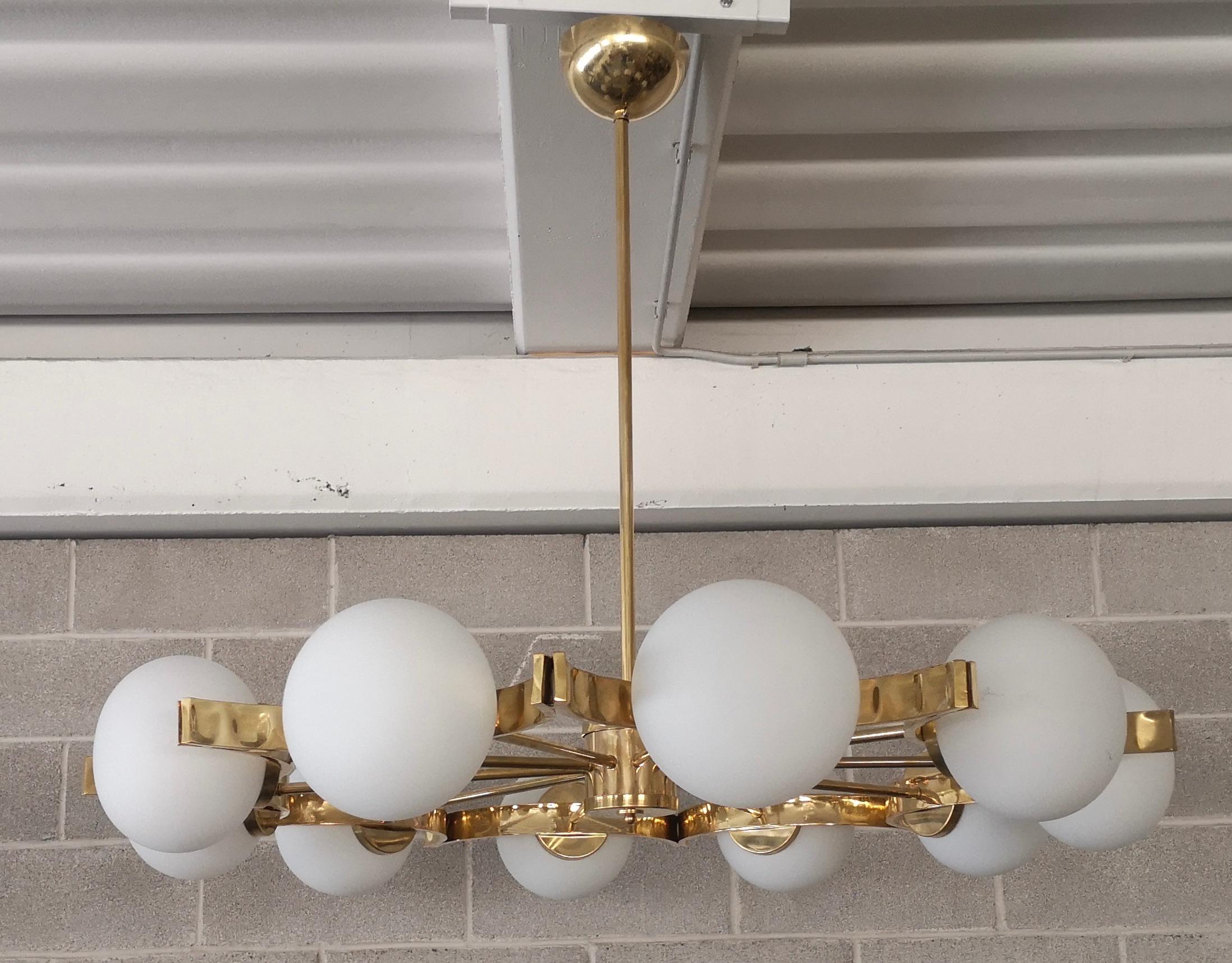 Murano White Glass and Brass Chandelier, 2000 In Good Condition For Sale In Rome, IT
