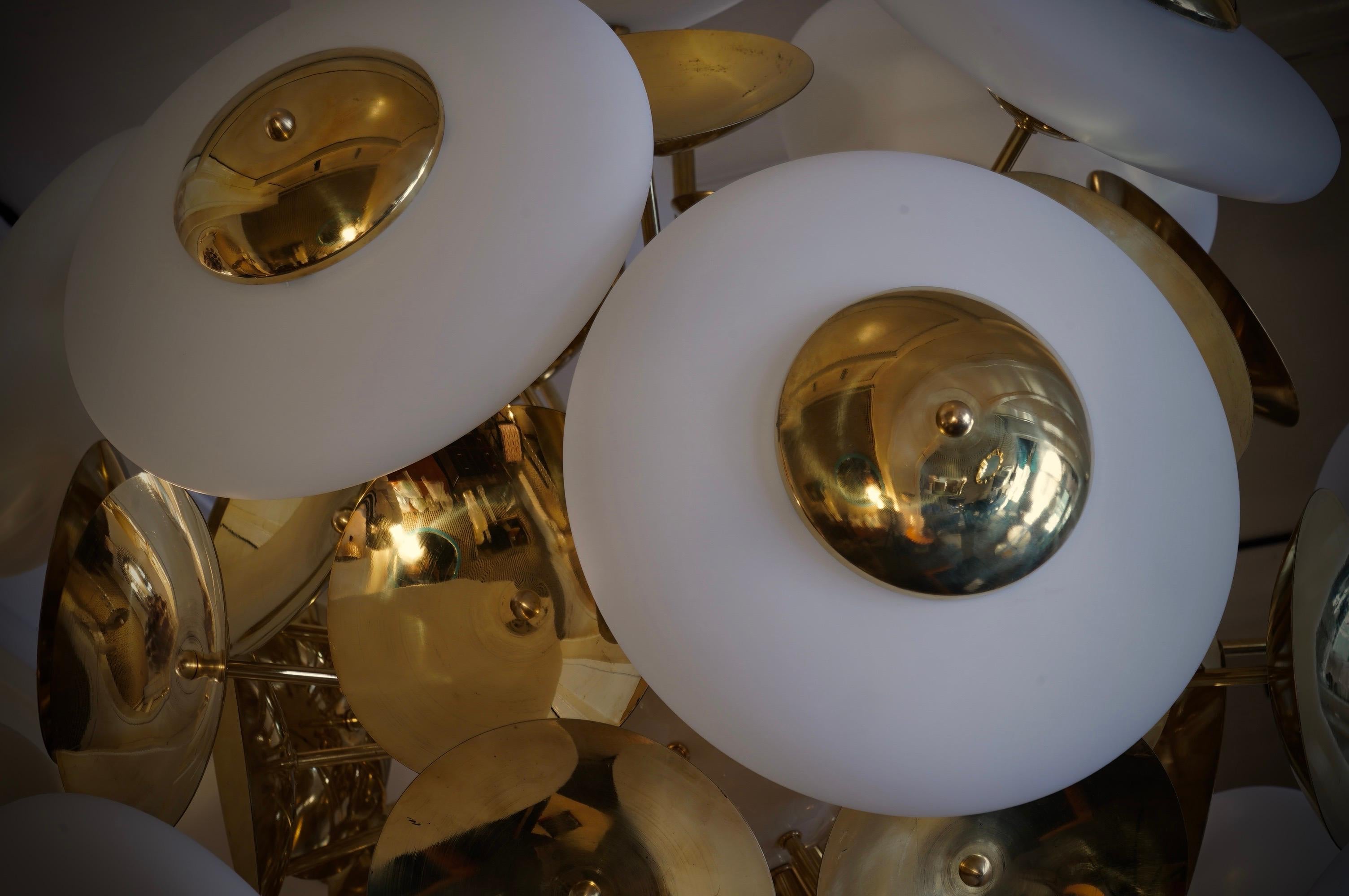 Mid-Century moderno Lampadario e pendente rotondo in vetro bianco e ottone Sputnik di Murano, 2000 in vendita