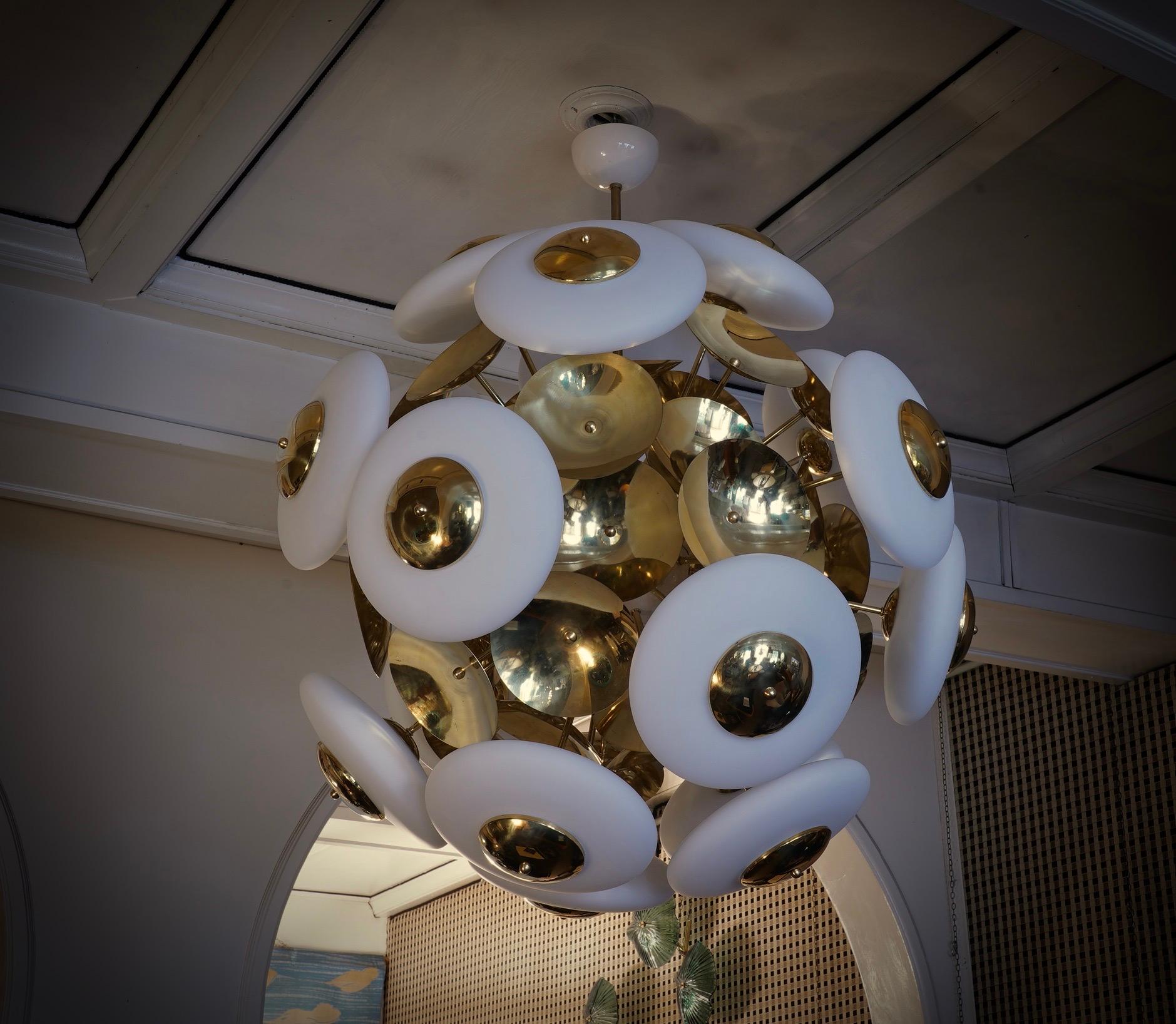 Italiano Lampadario e pendente rotondo in vetro bianco e ottone Sputnik di Murano, 2000 in vendita