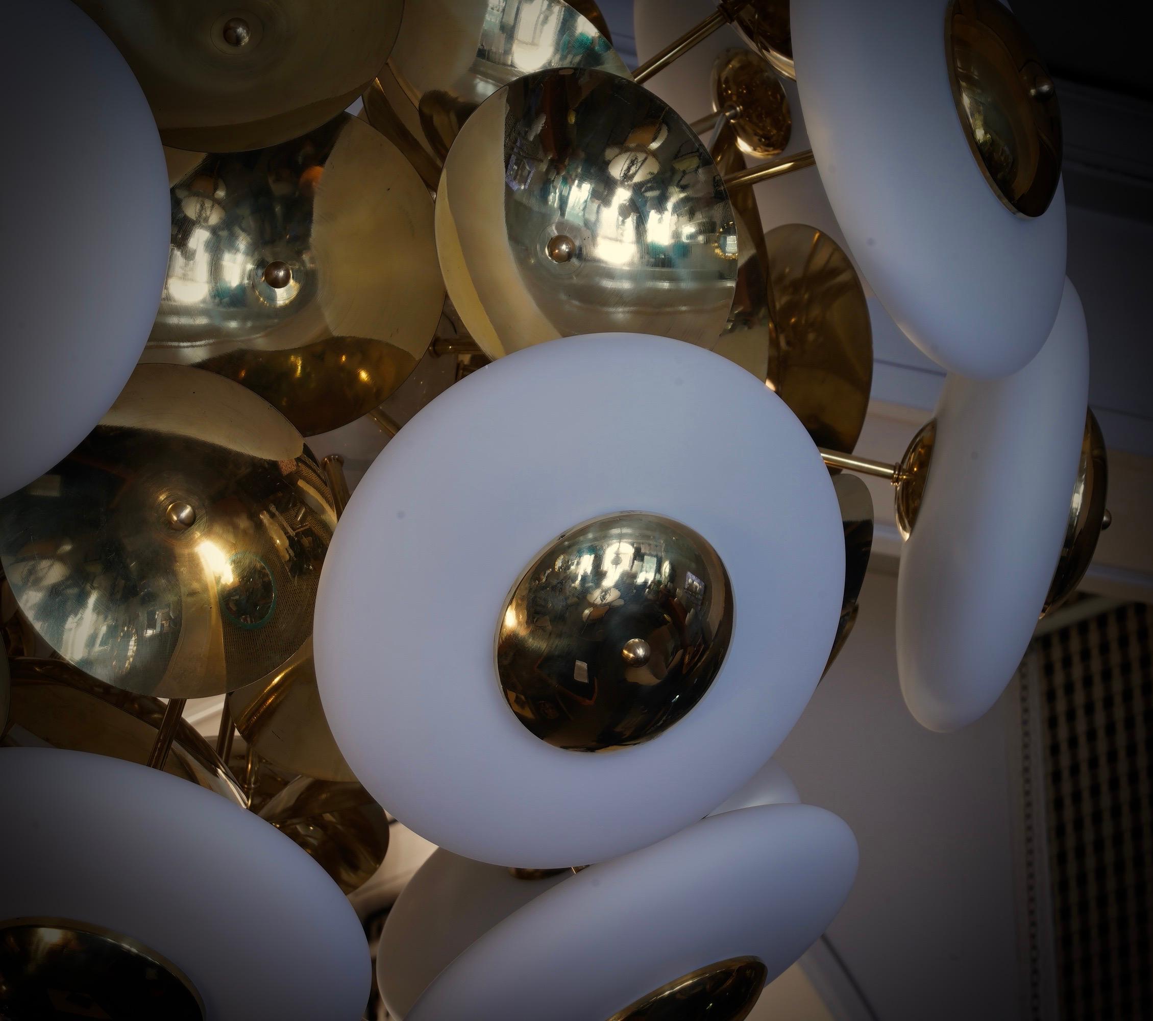 Lampadario e pendente rotondo in vetro bianco e ottone Sputnik di Murano, 2000 In condizioni buone in vendita a Rome, IT