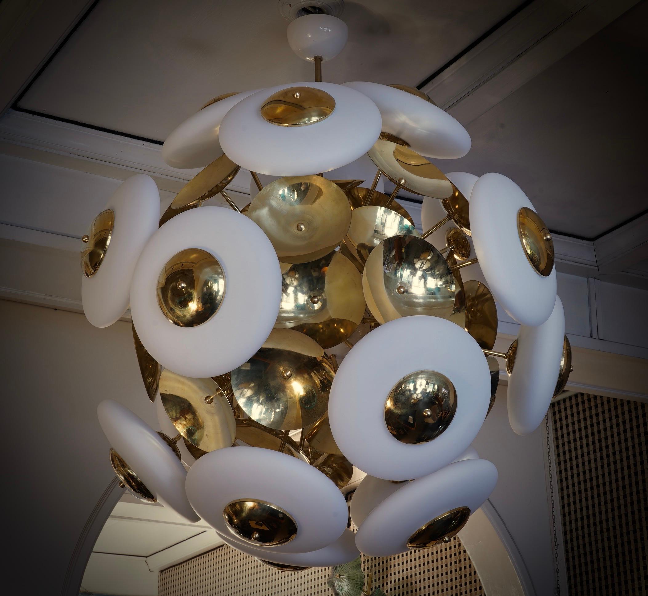 XXI secolo e contemporaneo Lampadario e pendente rotondo in vetro bianco e ottone Sputnik di Murano, 2000 in vendita