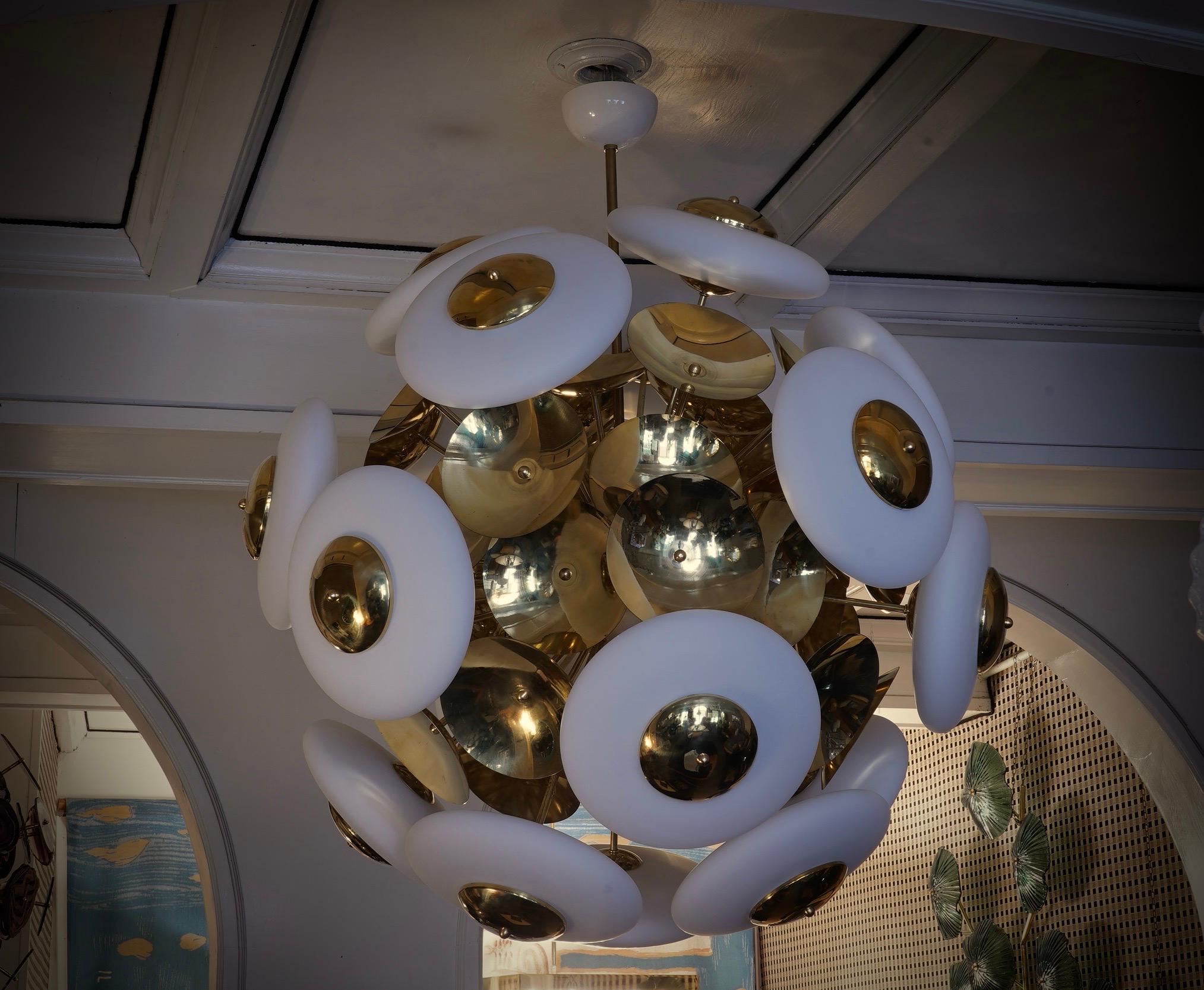Ottone Lampadario e pendente rotondo in vetro bianco e ottone Sputnik di Murano, 2000 in vendita