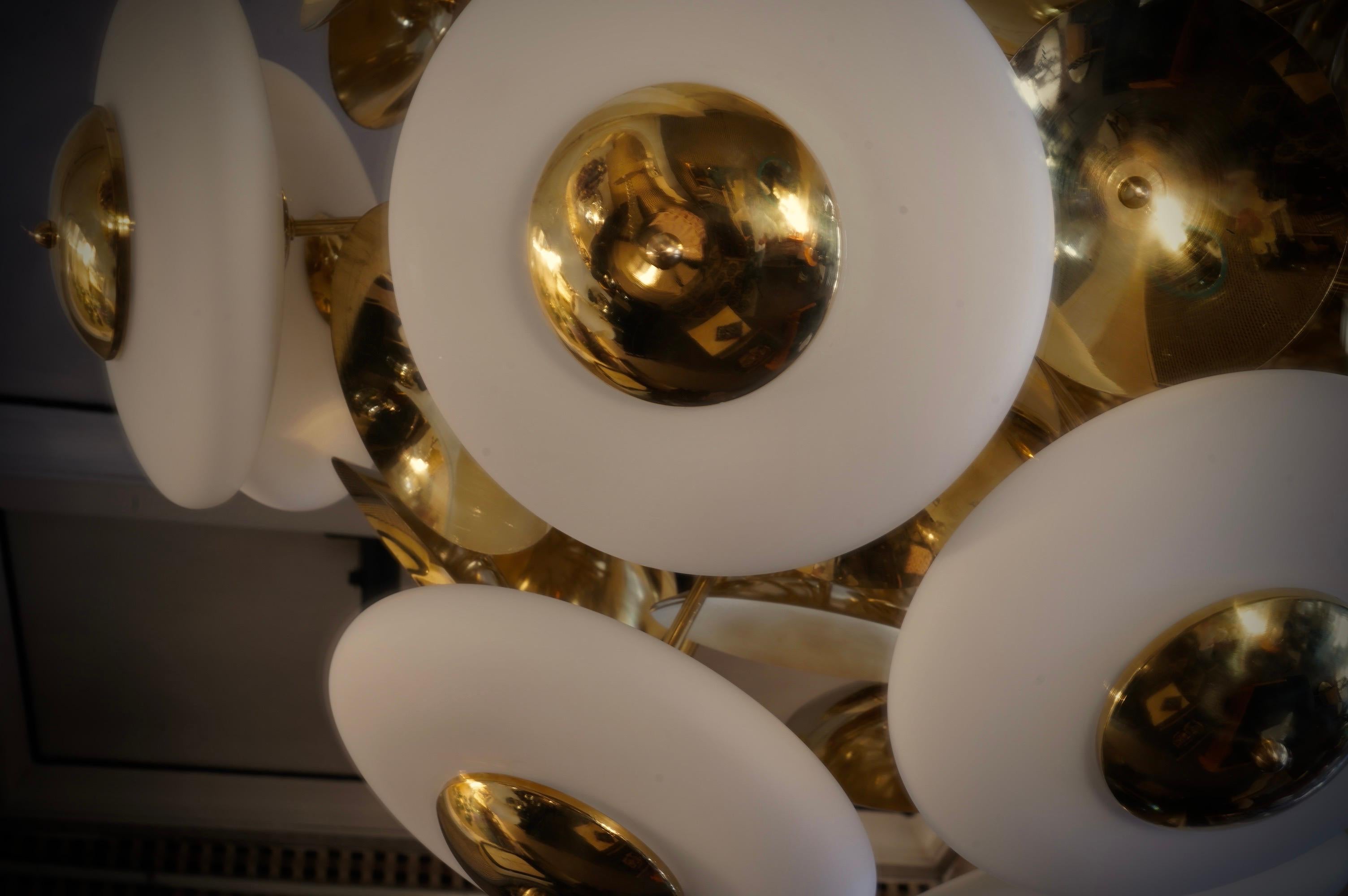 Lampadario e pendente rotondo in vetro bianco e ottone Sputnik di Murano, 2000 in vendita 1