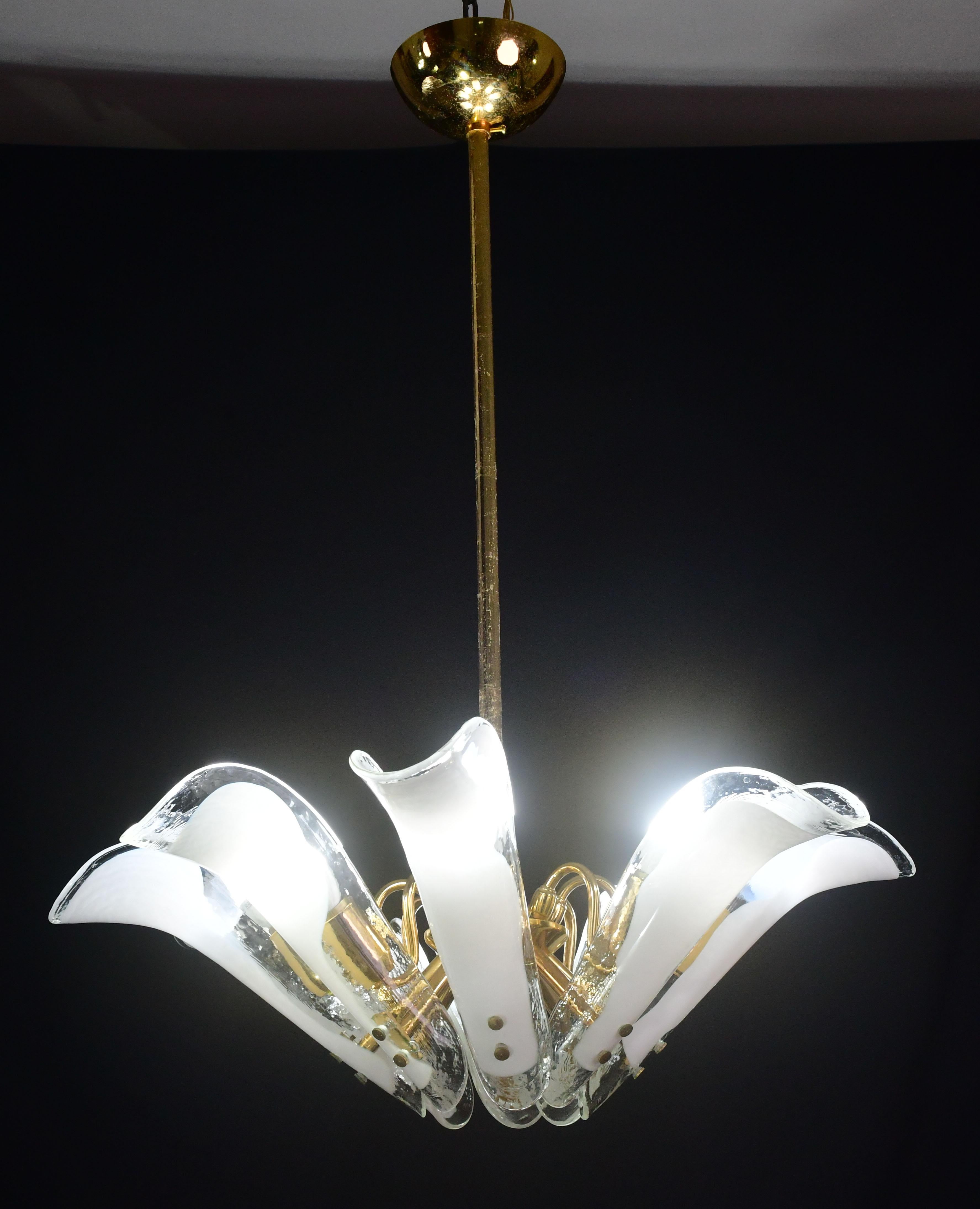 Murano-Glas-Kronleuchter mit 8 schönen weißen Blütenblättern.

8 Lichter e14, Möglichkeit der Verkabelung für Usa.

Höhe mit Stange 80 Zentimeter, Durchmesser 60 Zentimeter.