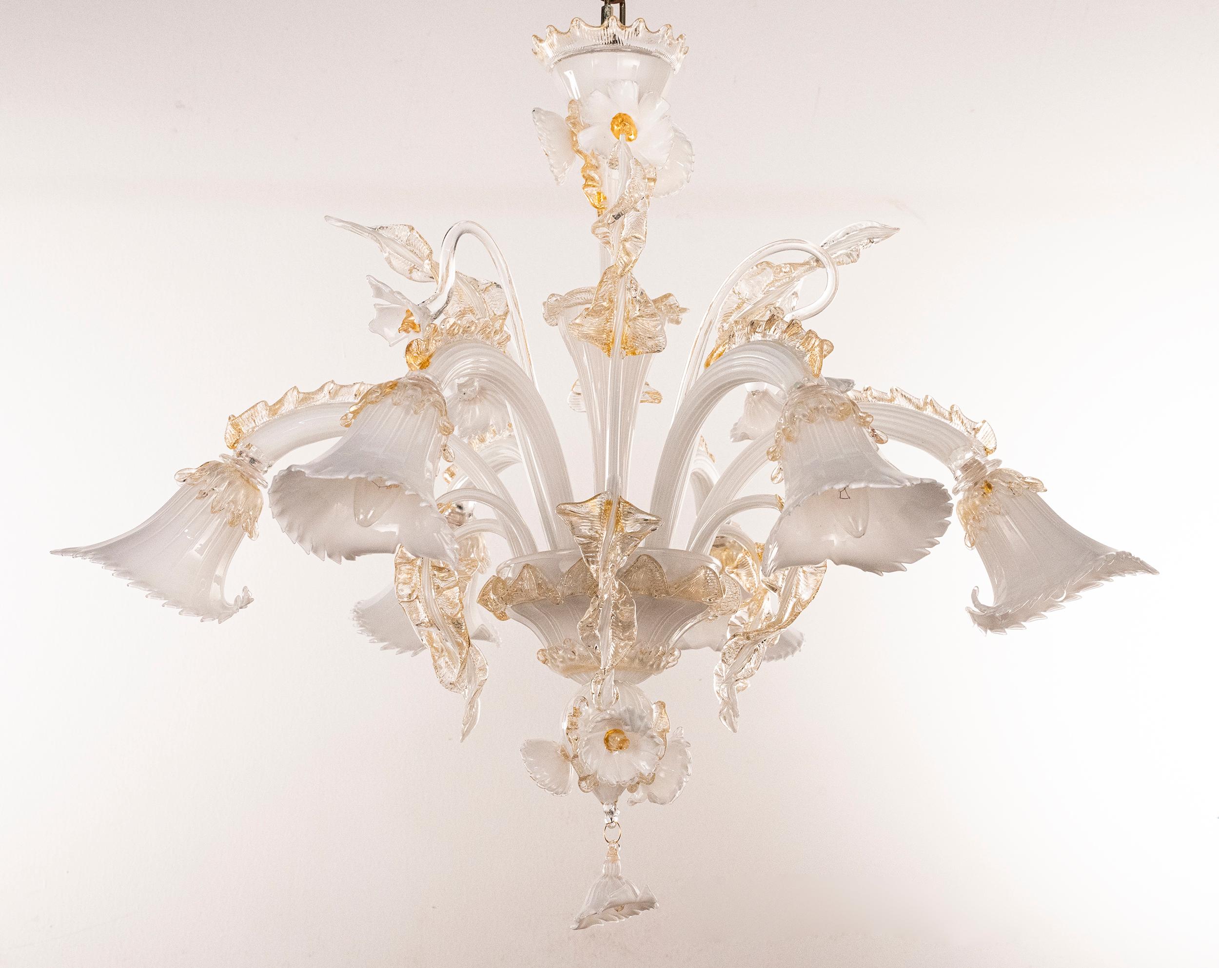 Einzigartige und exquisite Murano Weiß und Gold Glas Kronleuchter 6 Lichter, Vintage Made in Italy derzeit auf Lager
Zustand: praktisch perfekter Zustand und nie benutzt: keine schweren Kratzer, keine Defekte, keine Risse, keine fehlenden Teile.
