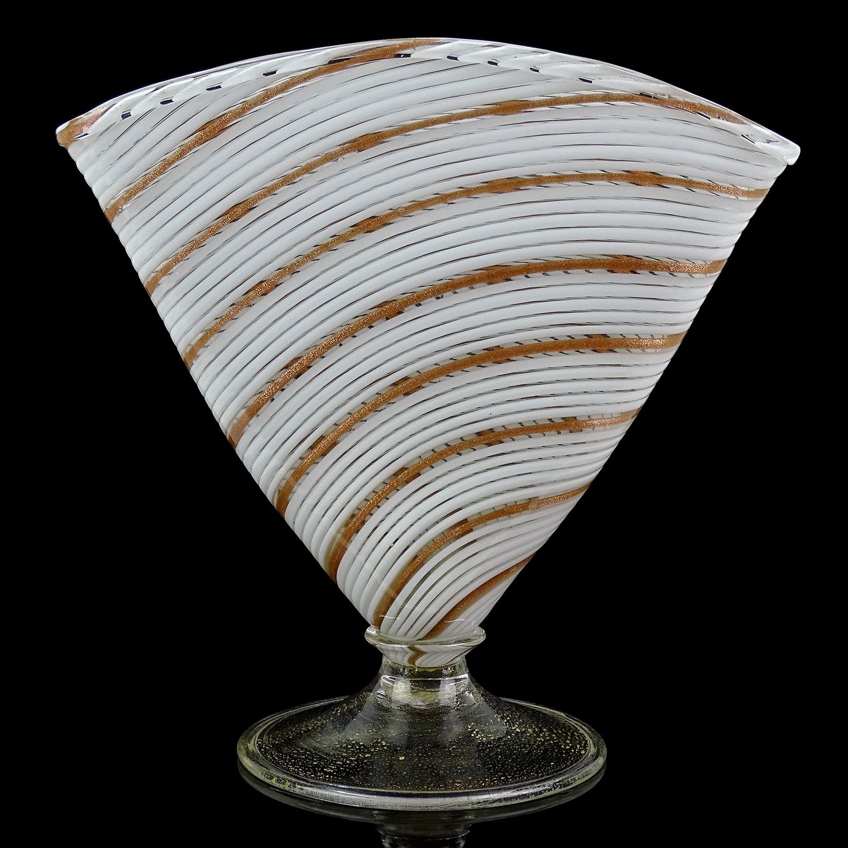 Magnifique vase en forme d'éventail en verre d'art italien Murano soufflé à la main, blanc et rubans de cuivre avec des mouchetures d'or. Le vase présente des rubans de filigrane alternés dans une forme plate. La base est remplie de feuilles d'or.