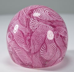 Presse-papiers vintage Latticino Filigrana sur verre rose de Murano