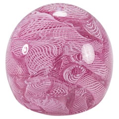 Fermacarte in vetro di Murano bianco Latticino Filigrana su rosa, Vintage