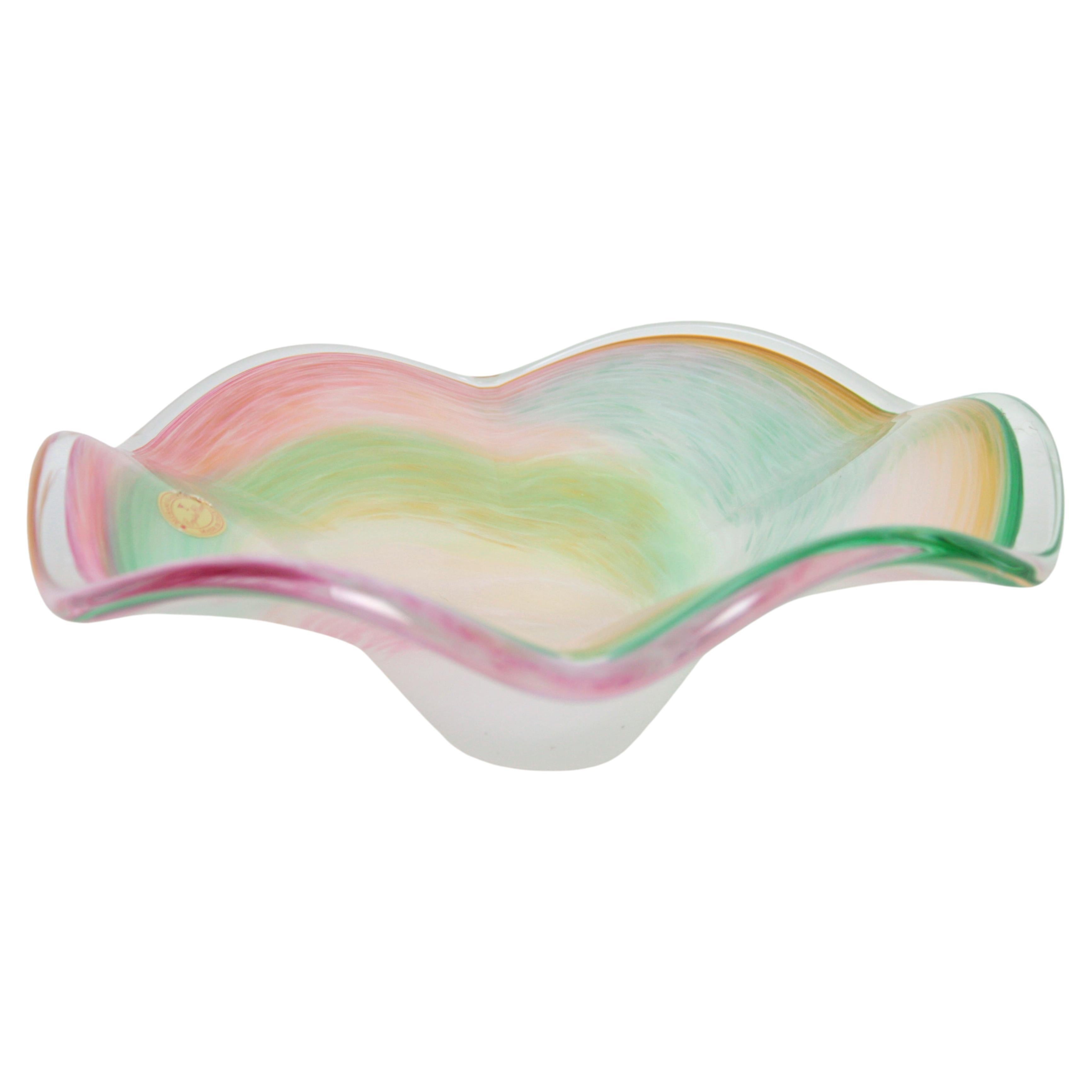 Italienischer Tafelaufsatz aus Murano-Glas aus der Jahrhundertmitte, weiß und mehrfarbig in Pastelltönen
Diese große Schale oder Tafelaufsatz hat eine freie Form aus mundgeblasenem weißem Opalglas und wirbelt pastellfarbene Zanfirico-Farben (rosa,
