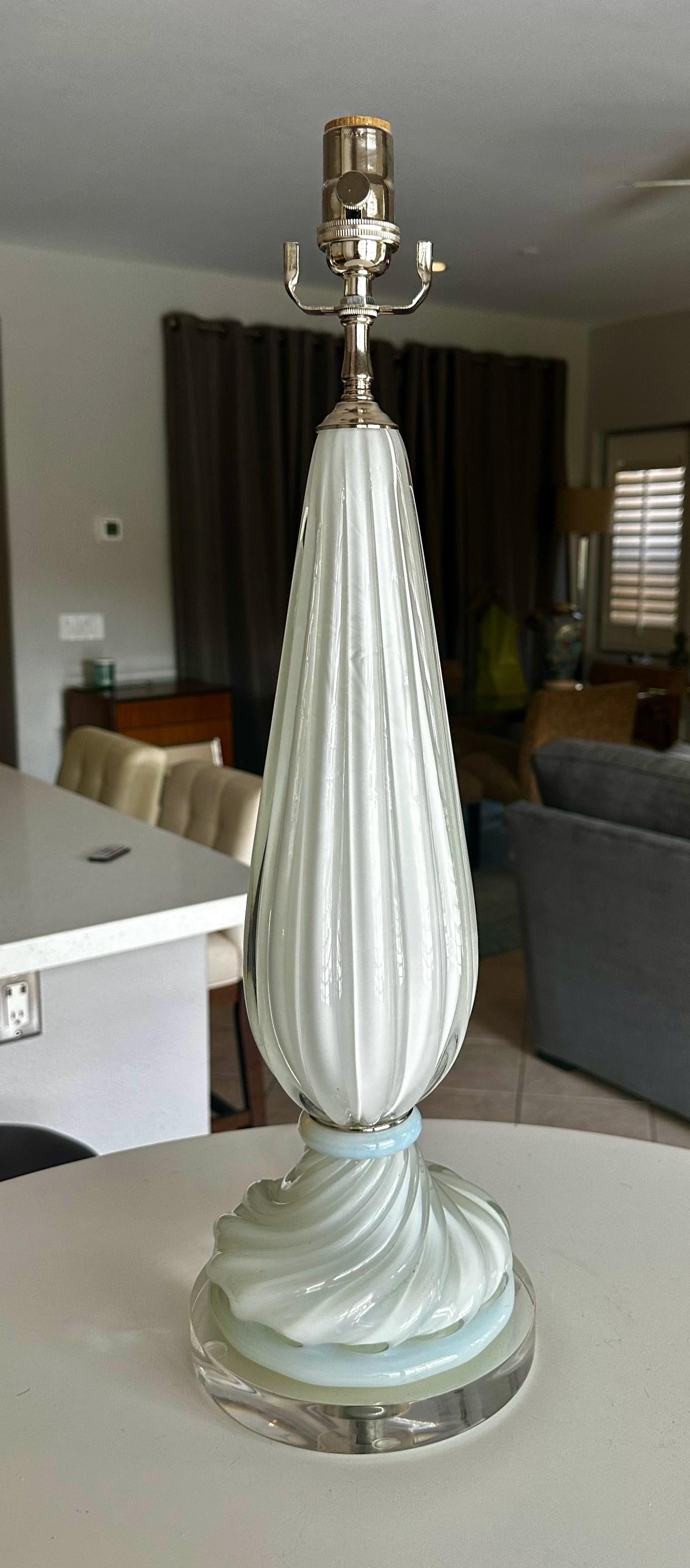Murano White Opalescence Ribbed Glass Table Lamp In Good Condition For Sale In Palm Springs, CA