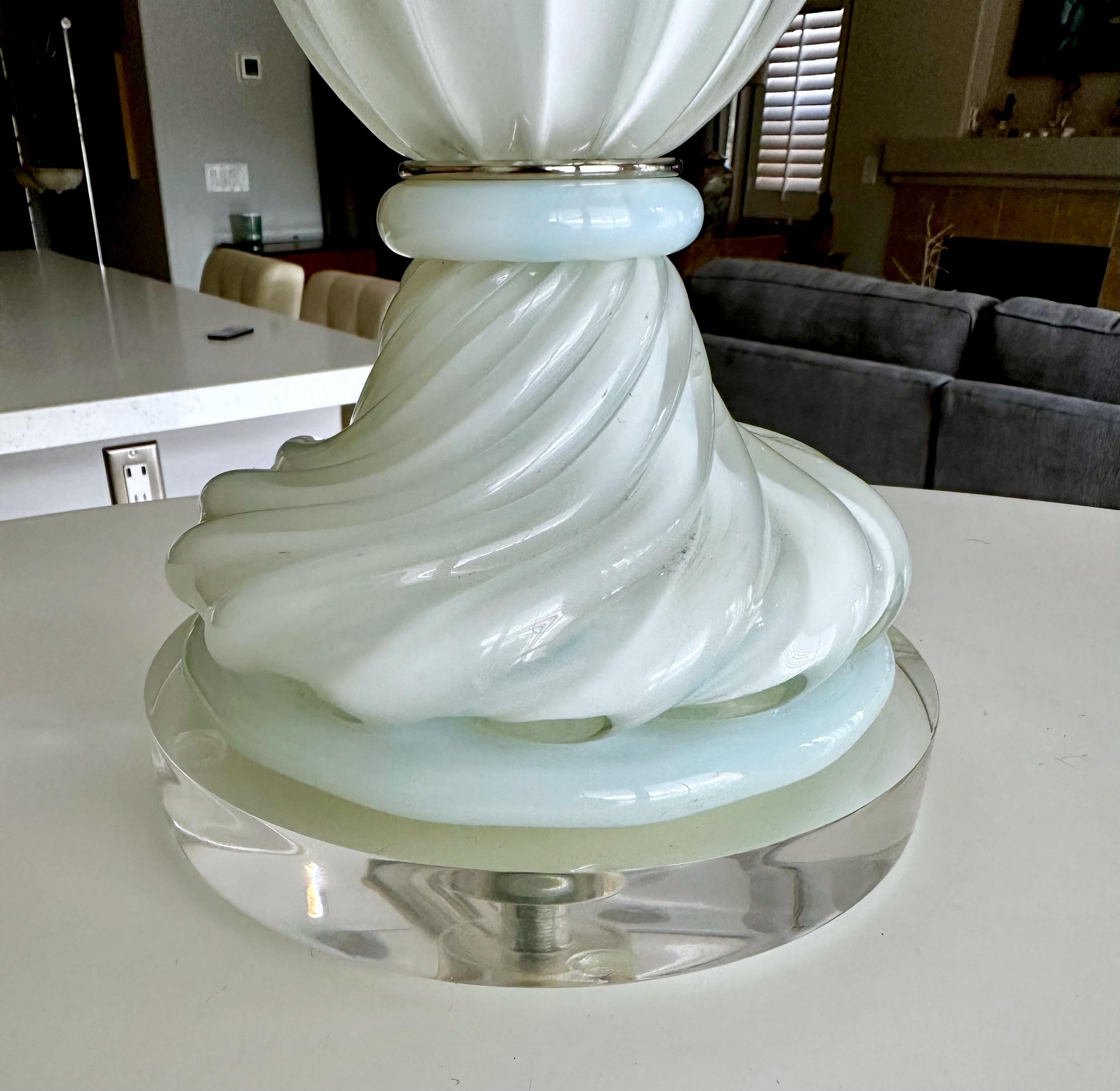 Murano Weiß Opalescence Geripptes Glas Tischlampe (Mitte des 20. Jahrhunderts) im Angebot