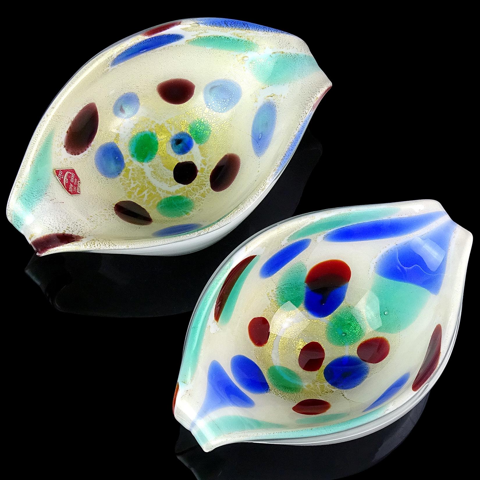 Preis pro Stück (2 Stück verfügbar wie abgebildet). 
Schöne Vintage Murano mundgeblasenen roten, blauen und grünen Flecken italienischen Kunstglas Scroll Muschel Schalen, mit Goldflecken. Sie sind auf der Innenseite reichlich mit schwerem Blattgold