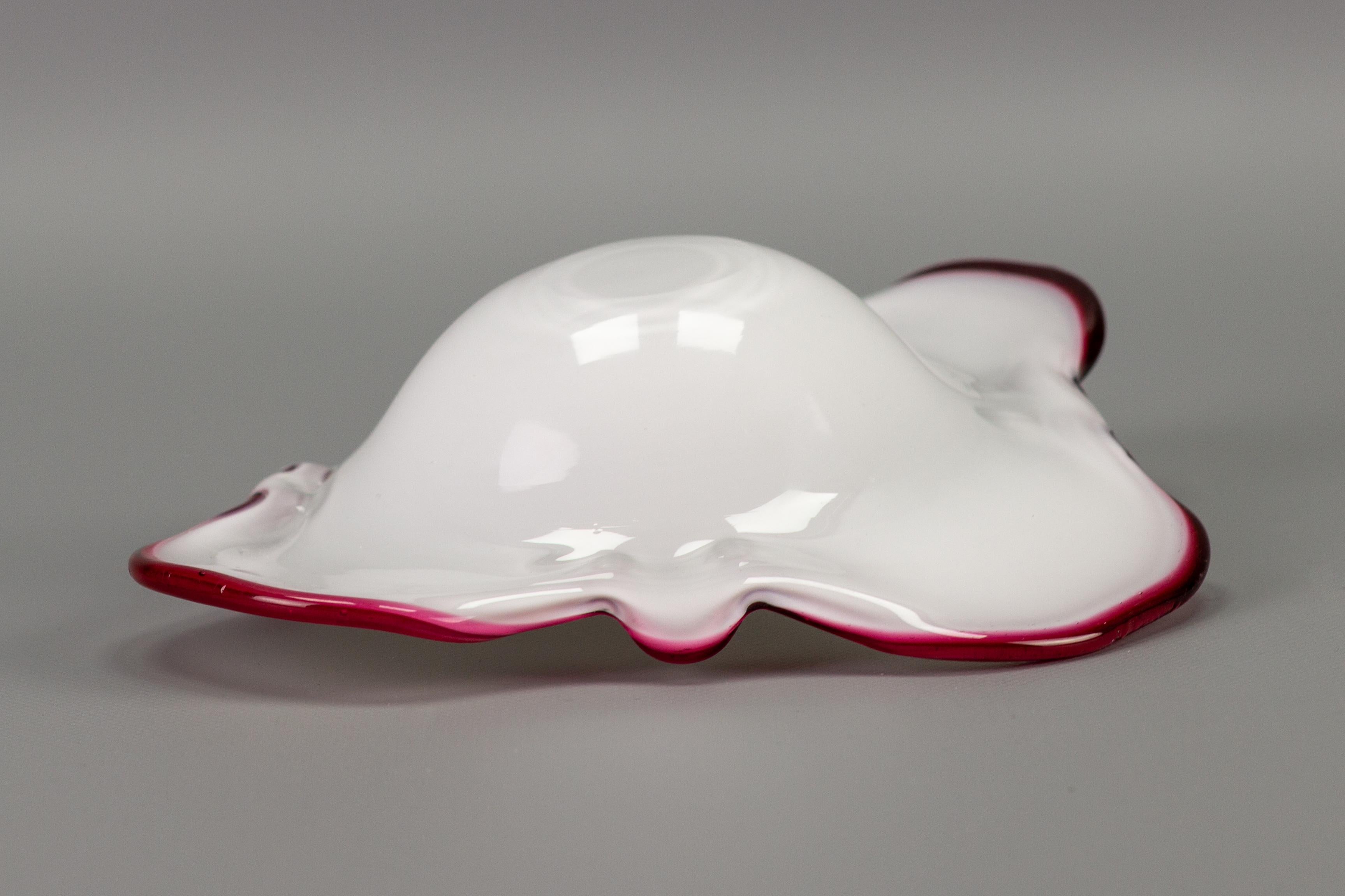 Murano White Red and Gold Dust Art Glass Bowl, Italy, 1970s 10