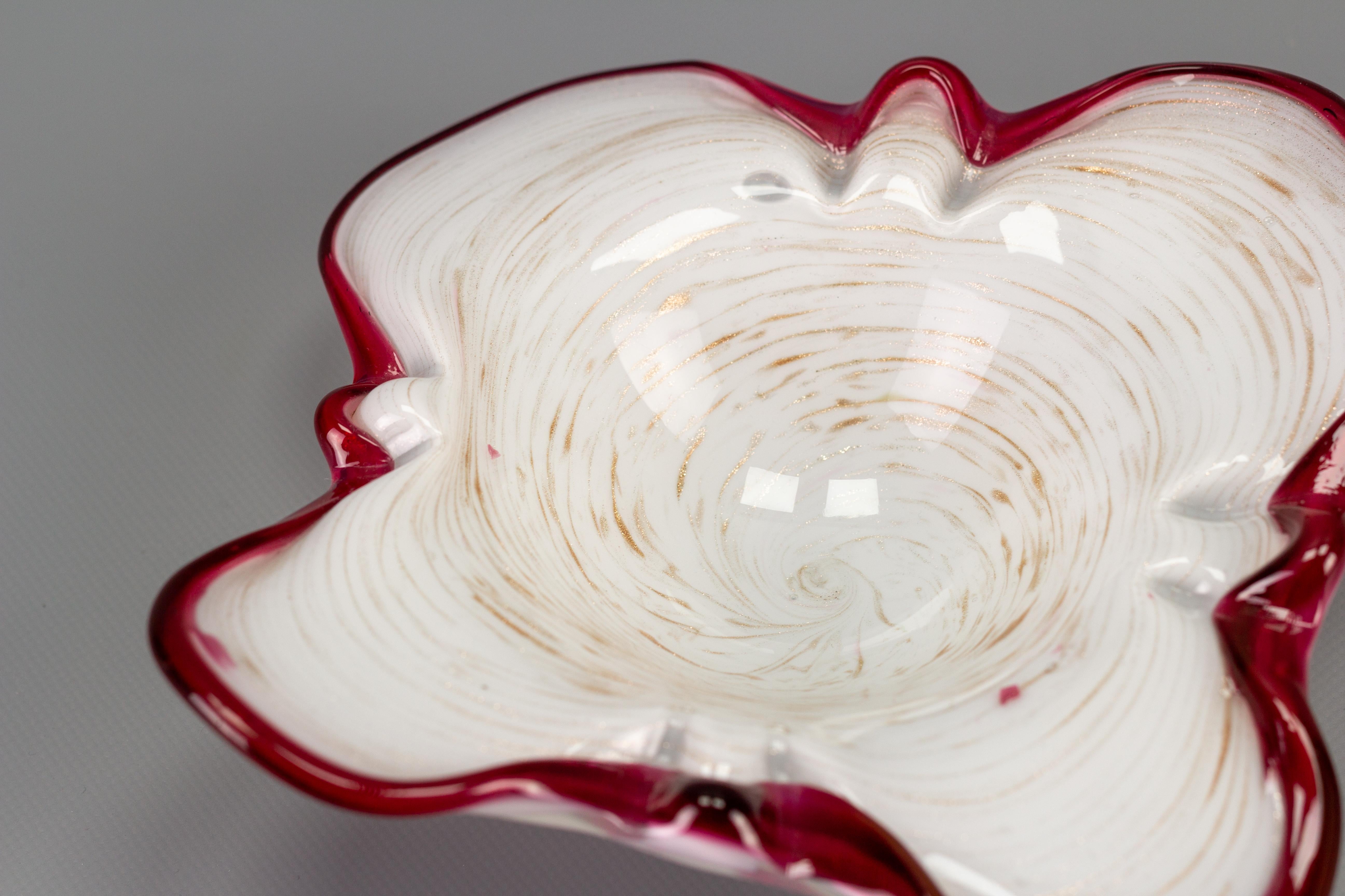 Murano White Red and Gold Dust Art Glass Bowl, Italy, 1970s In Good Condition In Barntrup, DE