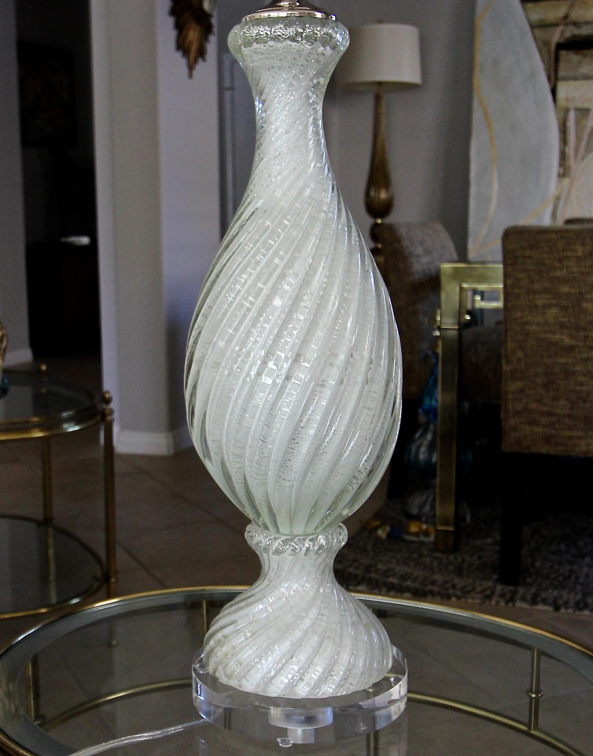 Lampe de bureau en verre de Murano torsadé avec inclusions de blanc et d'argent 6