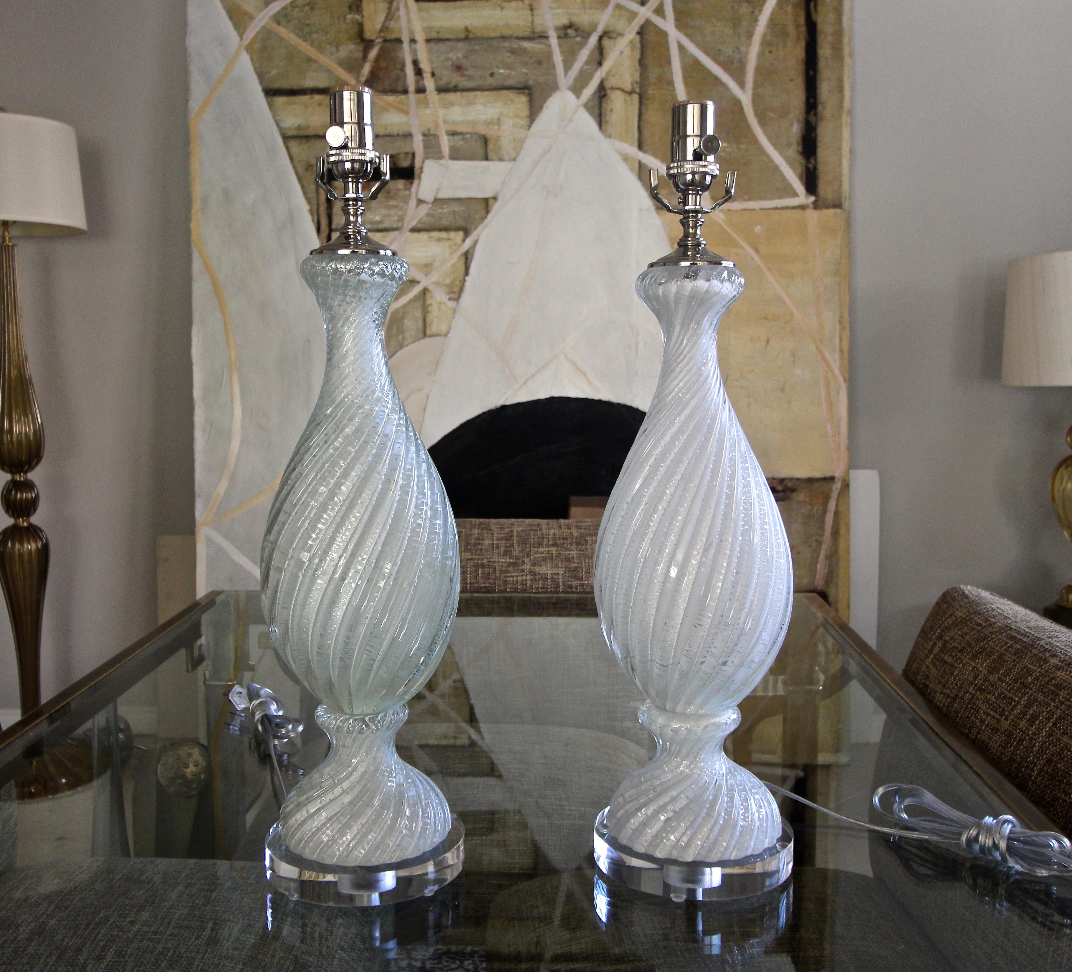 Lampe de bureau en verre de Murano torsadé avec inclusions de blanc et d'argent 8