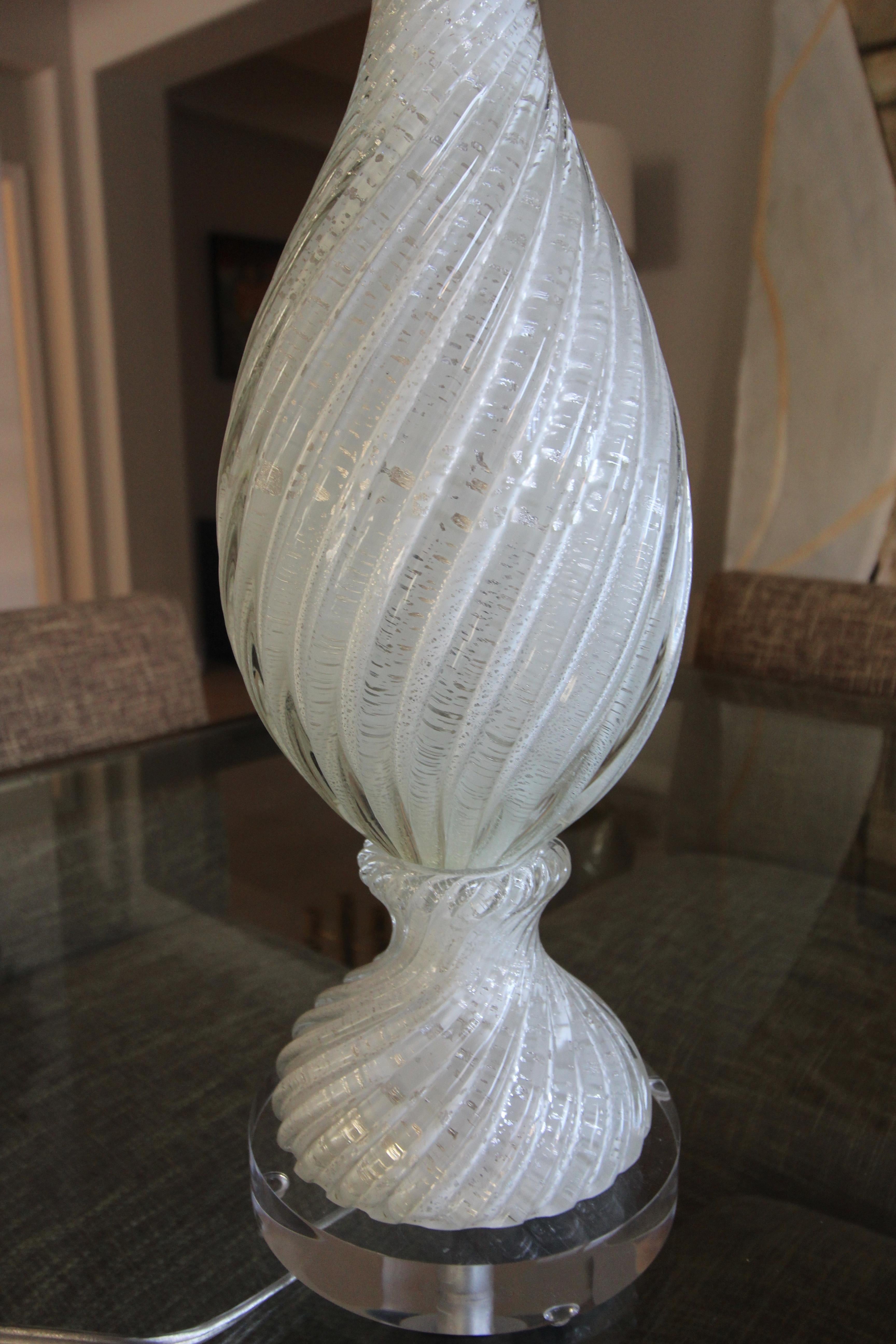Murano White and Silver Inclusions Twisted Glass Table Lamp In Good Condition In Palm Springs, CA