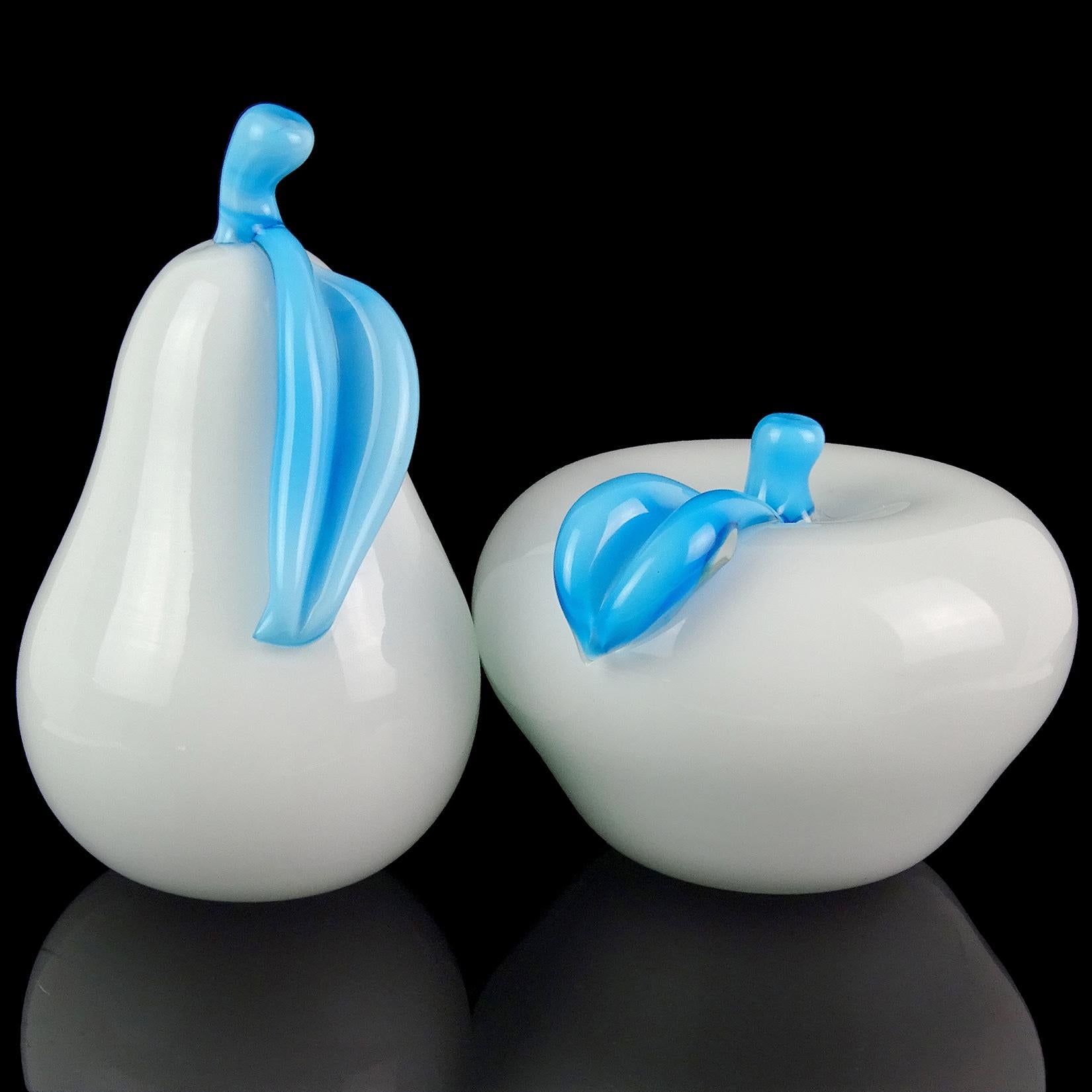 Pisapapeles Escultura Fruta Pera Manzana Vidrio Artístico Italiano Murano Blanco Celeste Moderno de mediados de siglo en venta