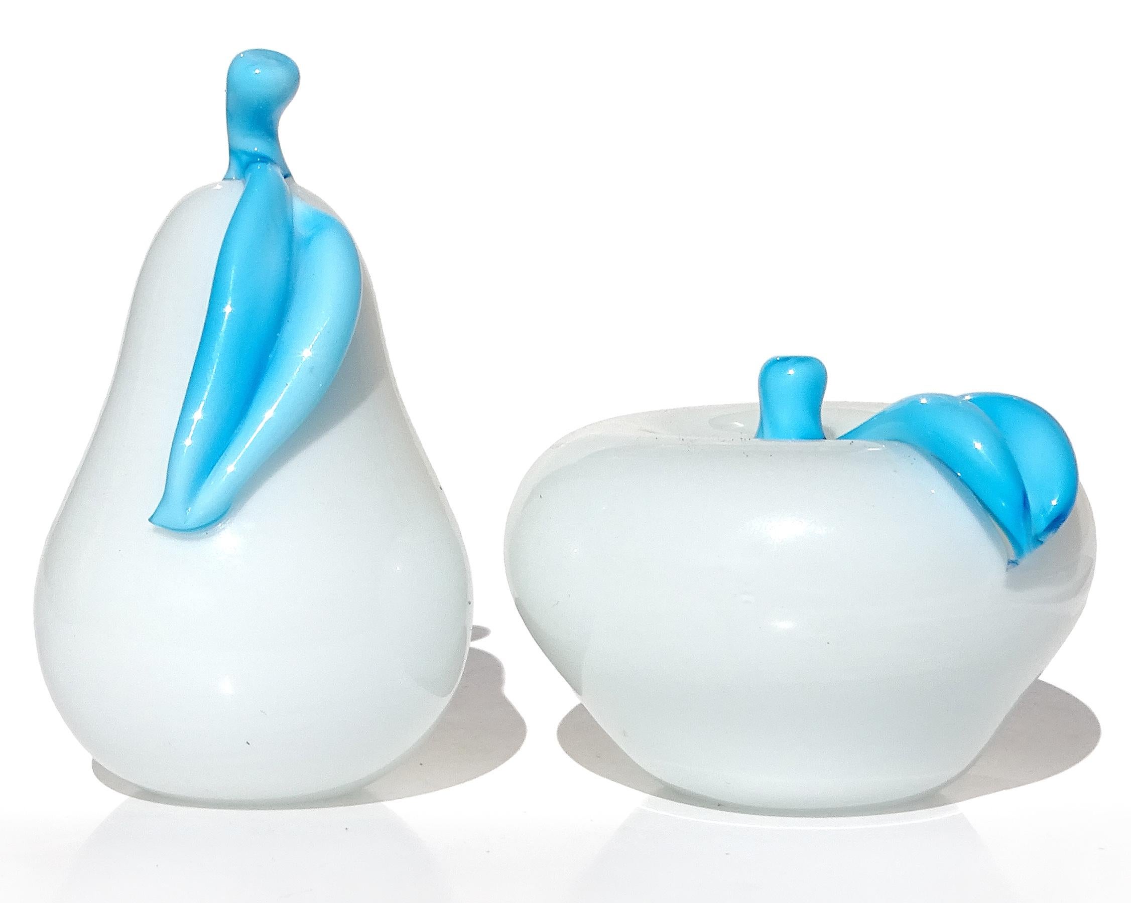 Pisapapeles Escultura Fruta Pera Manzana Vidrio Artístico Italiano Murano Blanco Celeste en Bueno estado para la venta en Kissimmee, FL