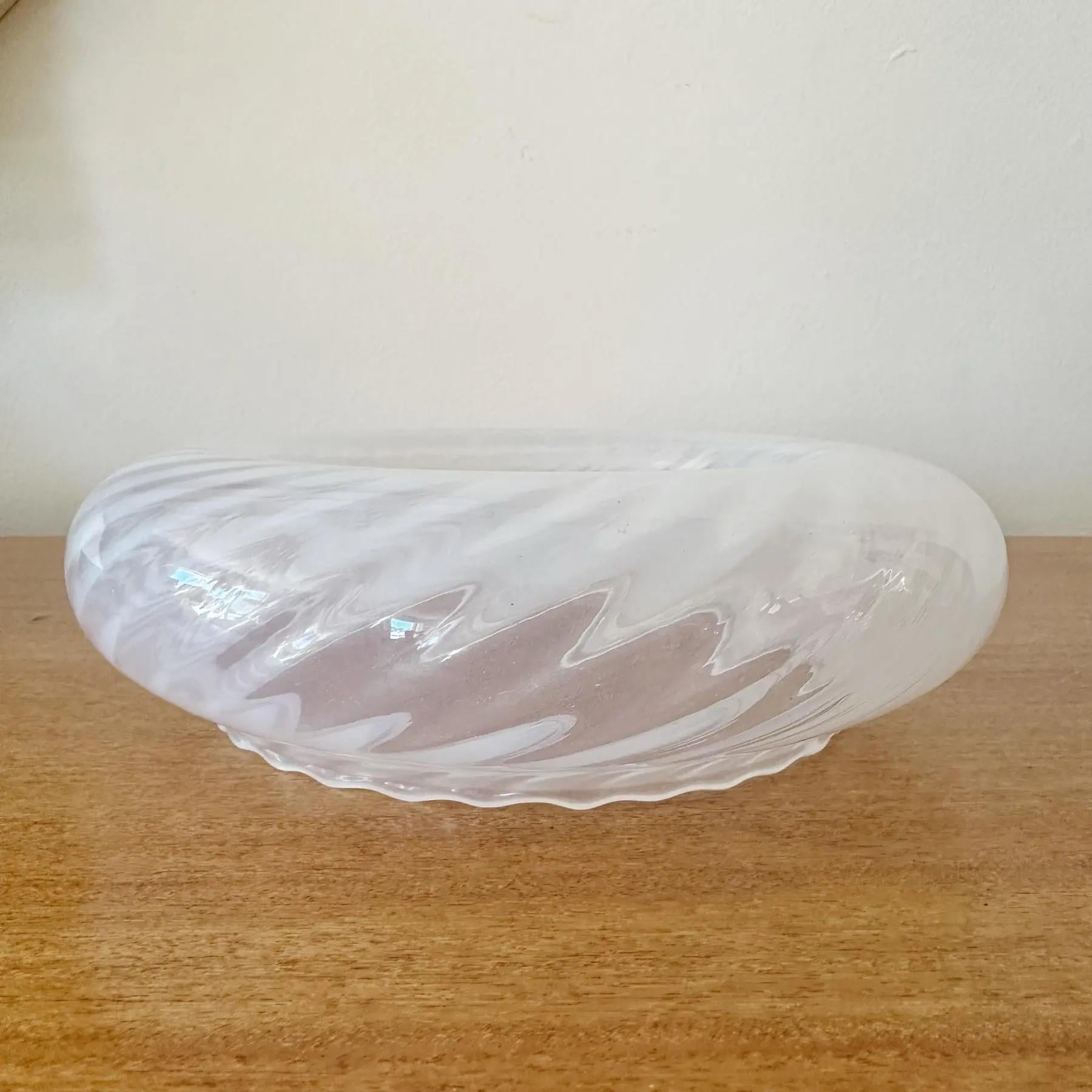 Cuenco de cristal blanco arremolinado de Murano, años 80. Puede utilizarse como objeto decorativo o como cajón de sastre funcional. Sin firmar. Muy buen estado vintage con pequeños desgastes superficiales y pátina debidos a la edad y el uso.