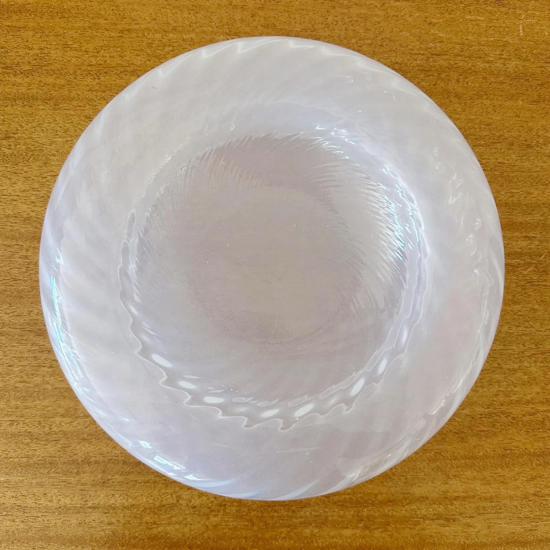 Cuenco de cristal arremolinado translúcido blanco de Murano, años 80 Moderno de mediados de siglo en venta