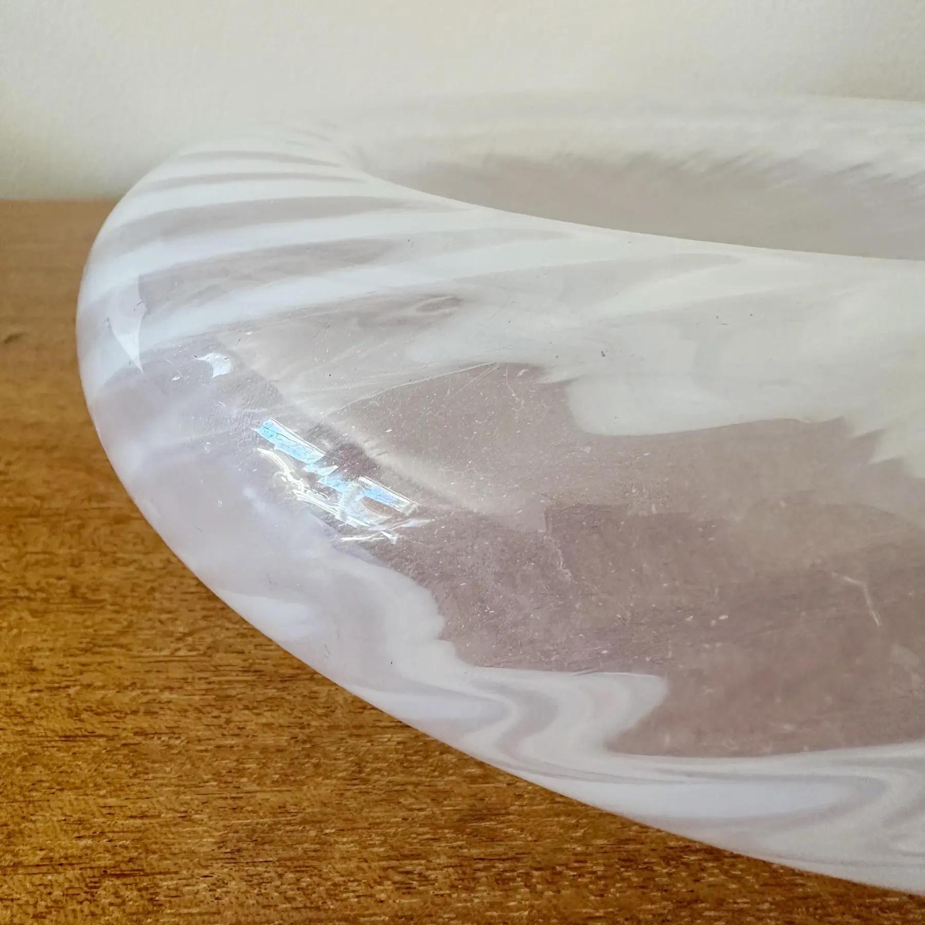 Cuenco de cristal arremolinado translúcido blanco de Murano, años 80 Italiano en venta
