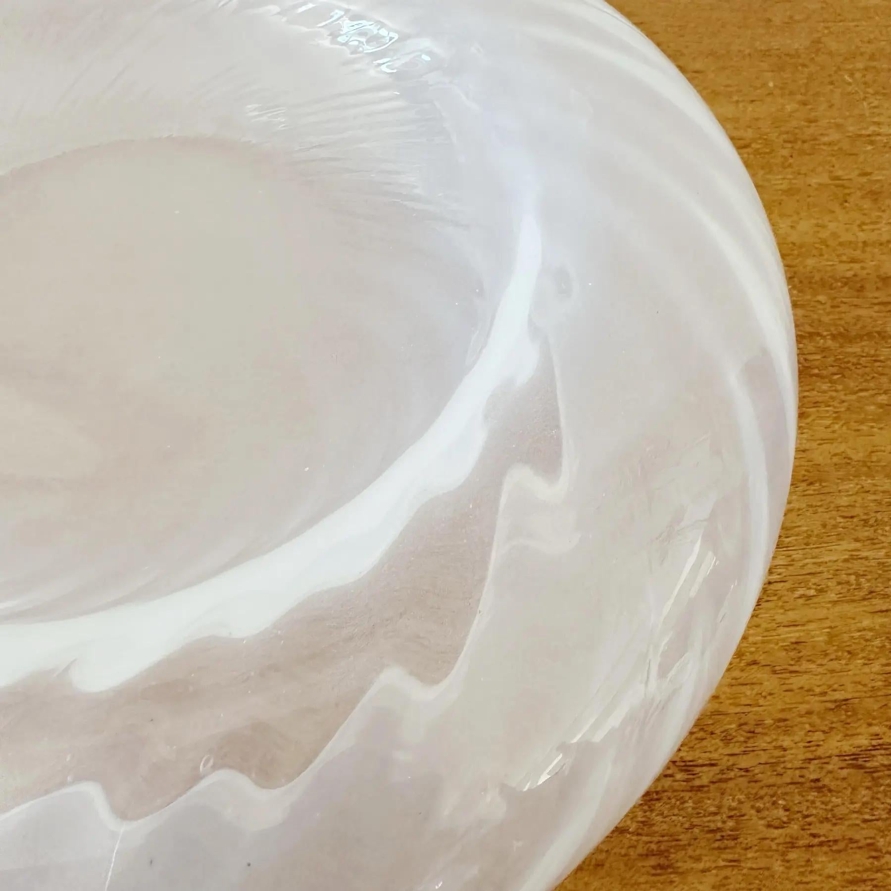 Cuenco de cristal arremolinado translúcido blanco de Murano, años 80 en Bueno estado para la venta en West Palm Beach, FL