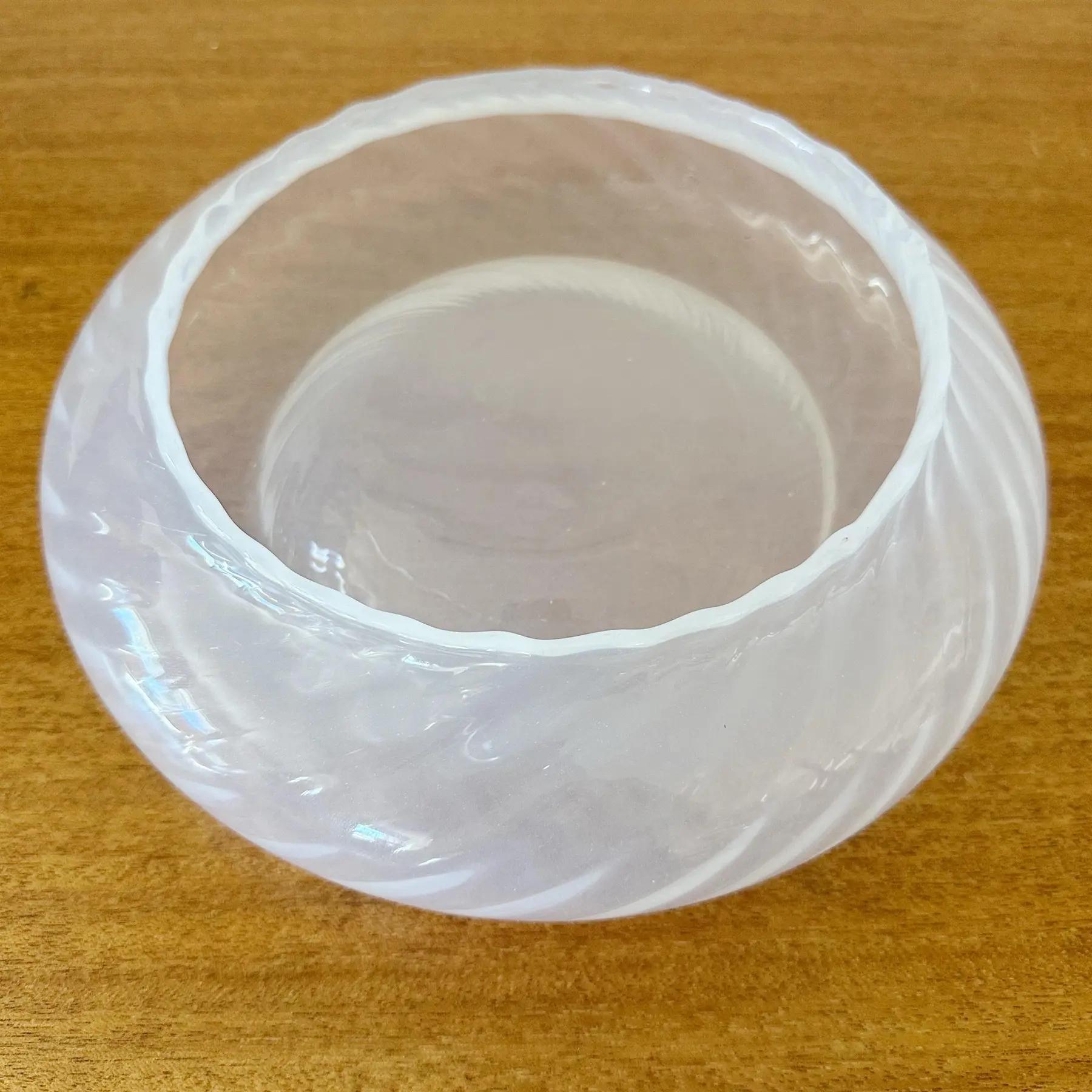 Cuenco de cristal arremolinado translúcido blanco de Murano, años 80 finales del siglo XX en venta