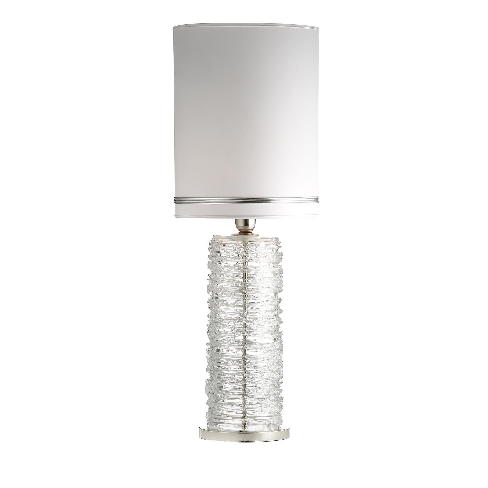 An object of strong visual impact, thanks to its striking surface and exquisite craftsmanship, this table lamp will be a stunning addition to a modern decor, where it will not go unnoticed either in an entryway as a desk lamp, or in a living room as