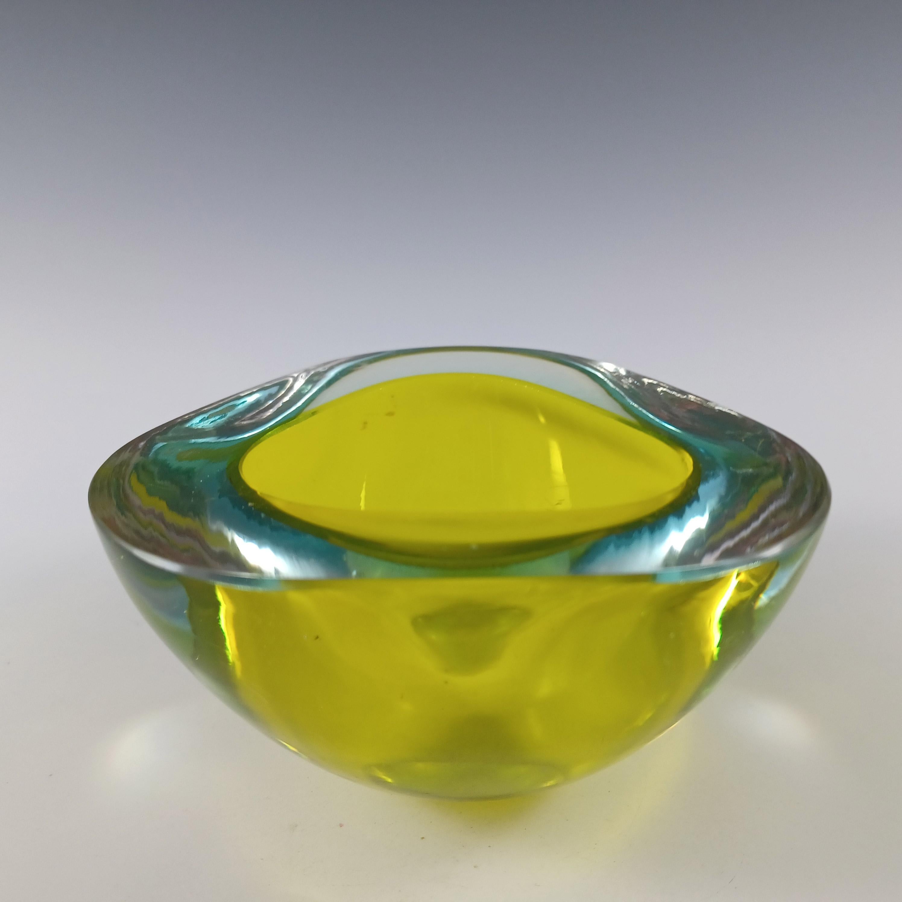 Voici un magnifique bol/plat en verre vénitien 