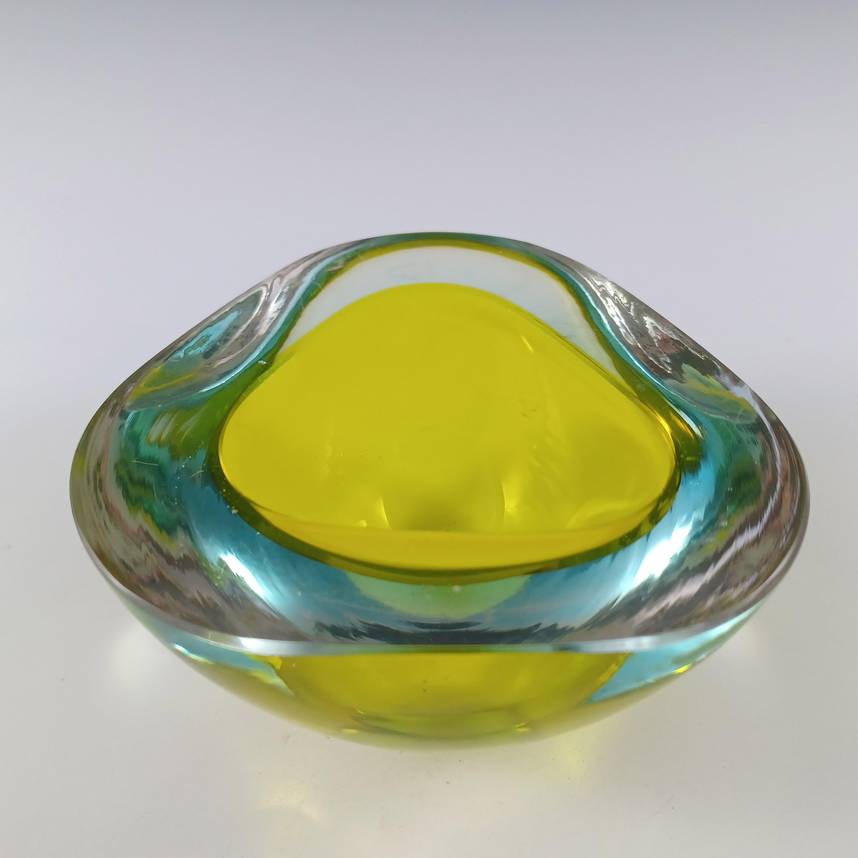 Mid-Century Modern Bol triangulaire Sommerso en verre de Murano jaune et bleu en vente