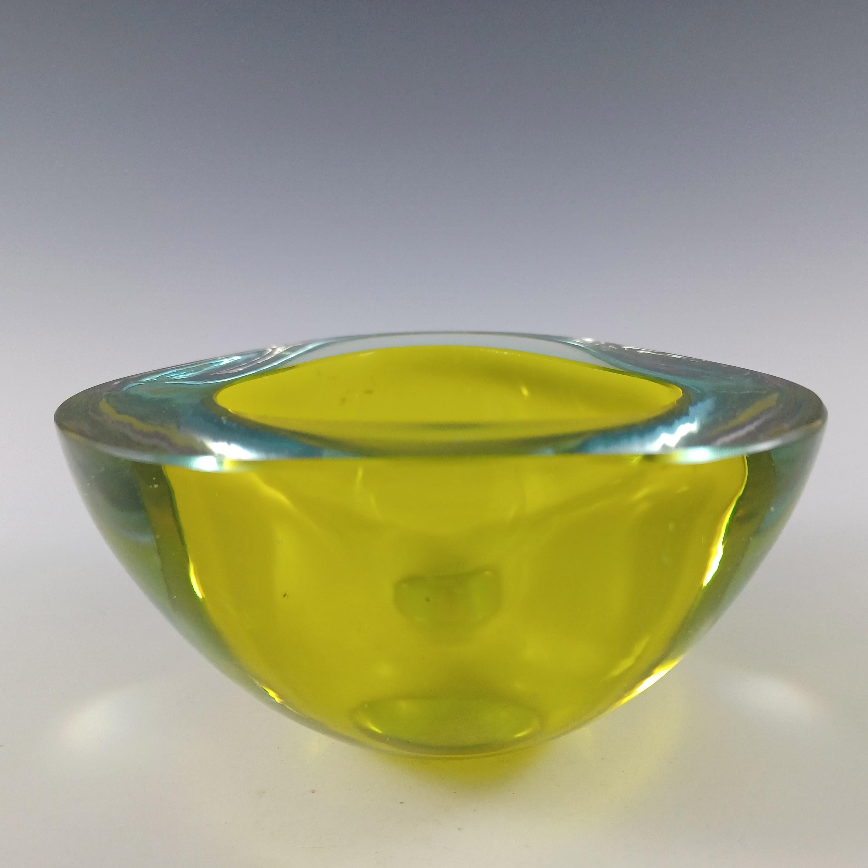 italien Bol triangulaire Sommerso en verre de Murano jaune et bleu en vente