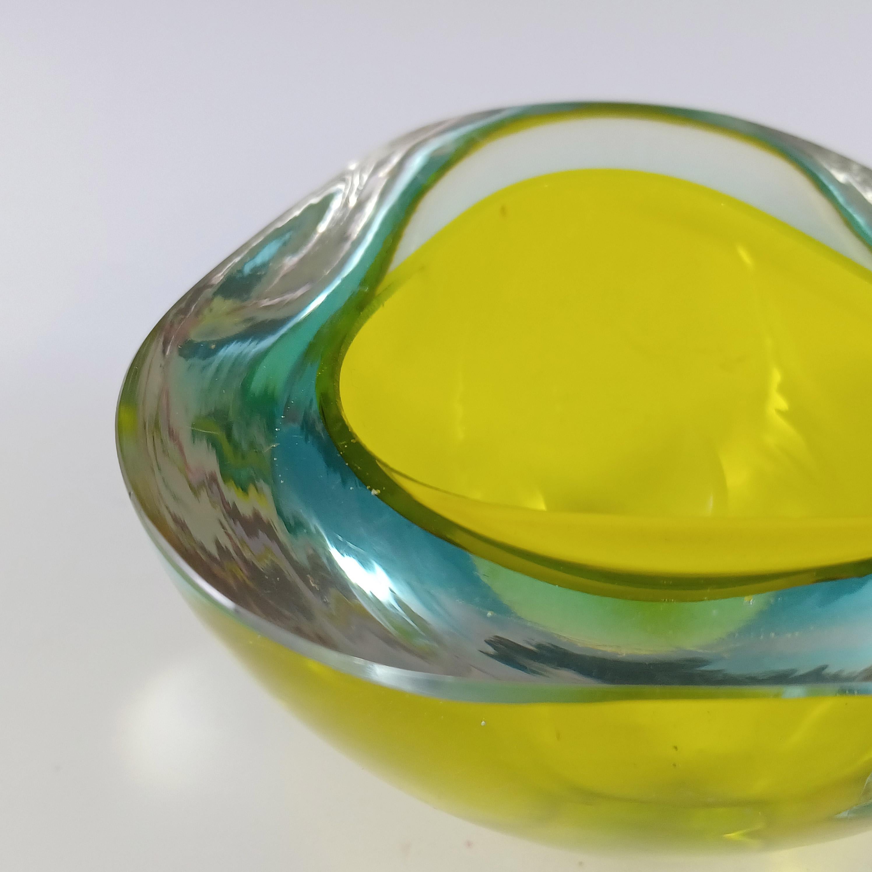 Fait main Bol triangulaire Sommerso en verre de Murano jaune et bleu en vente