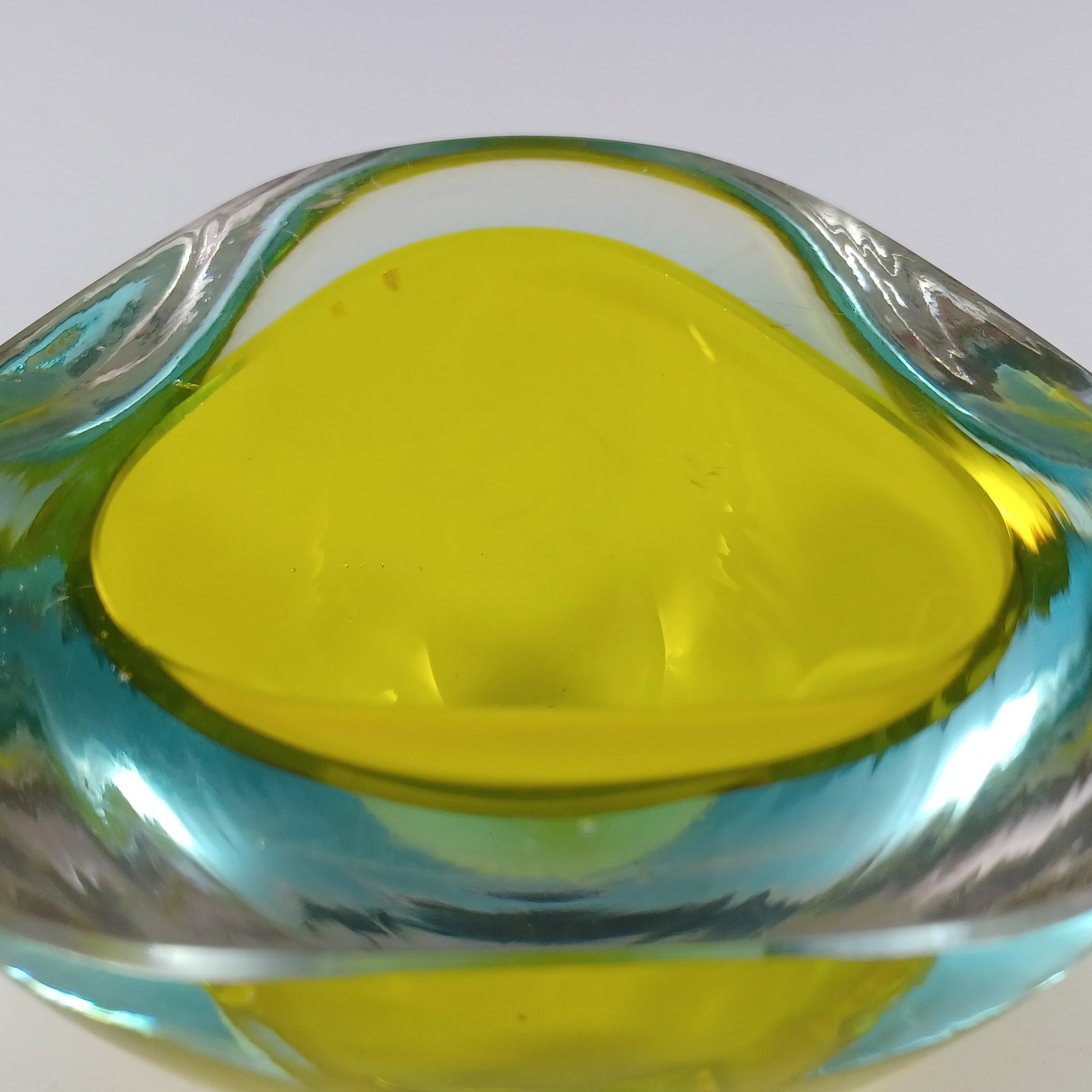 Bol triangulaire Sommerso en verre de Murano jaune et bleu Bon état - En vente à Bolton, GB
