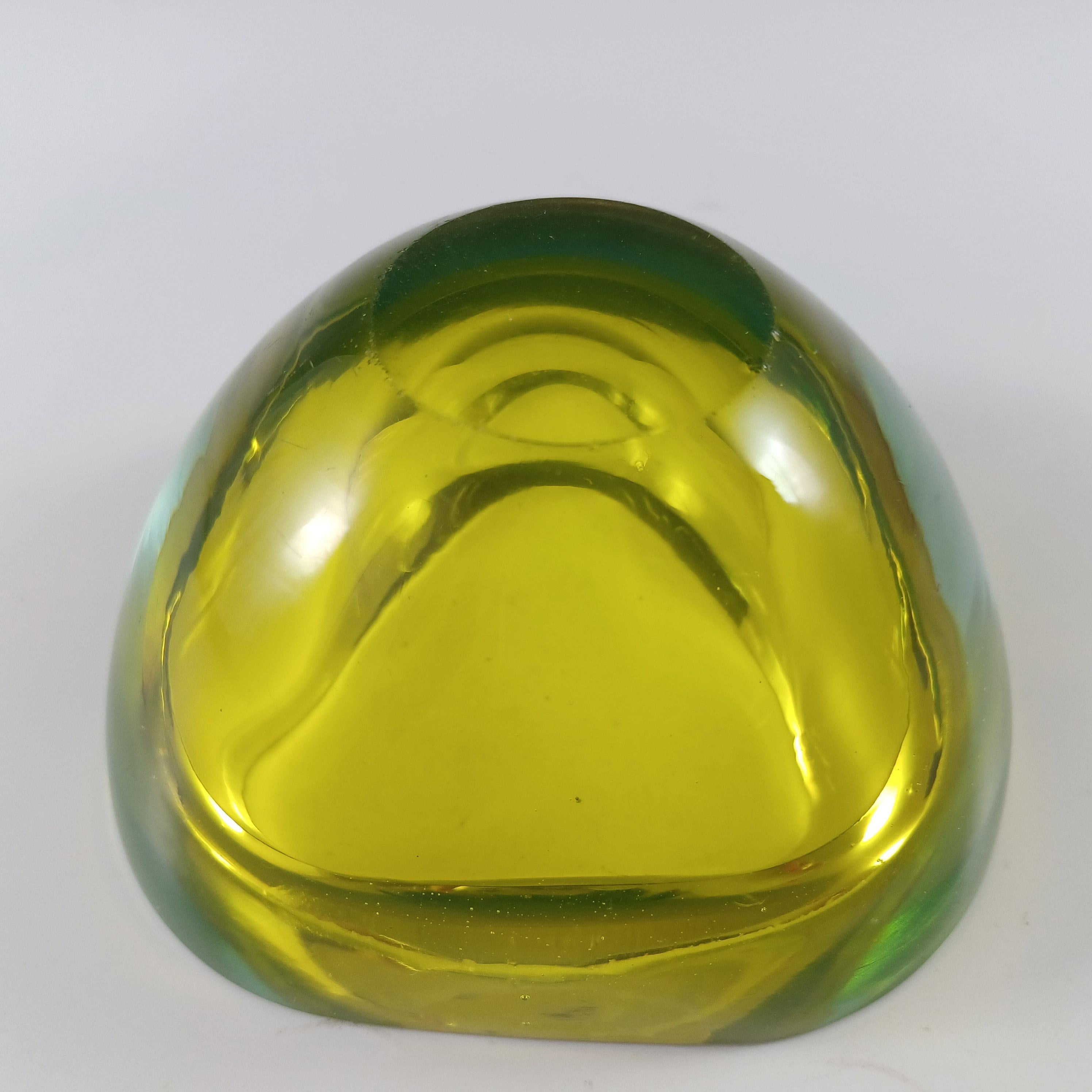 Milieu du XXe siècle Bol triangulaire Sommerso en verre de Murano jaune et bleu en vente