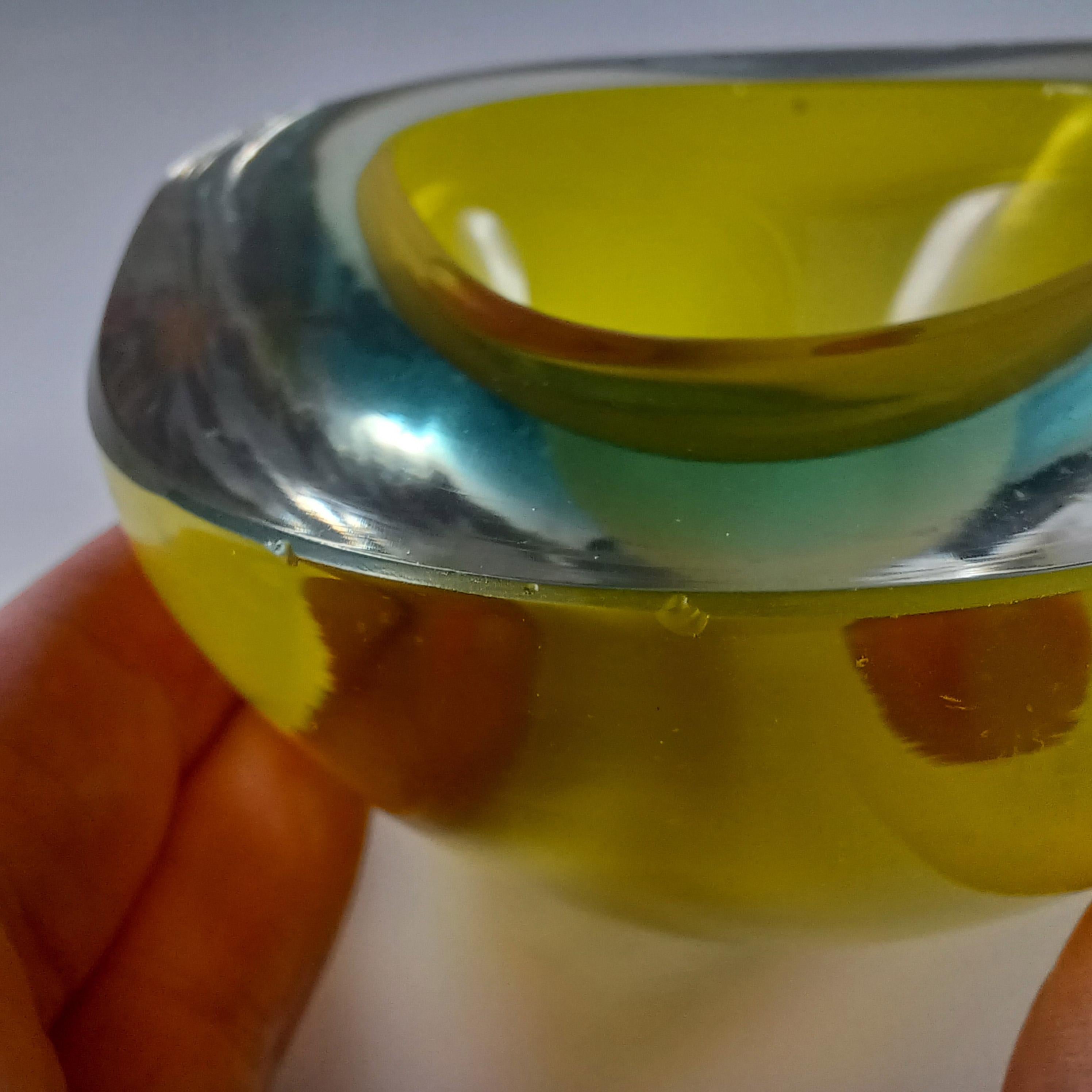 Bol triangulaire Sommerso en verre de Murano jaune et bleu en vente 1